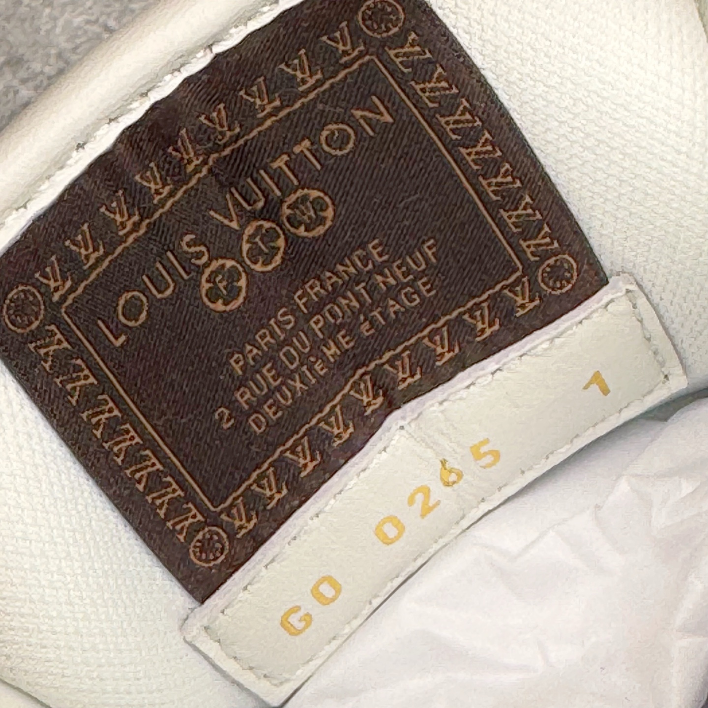 图片[12]-＃M纯原 LOUIS VUITTON x Nigo lv联名款 Buttersoft 牛皮革羊皮革 FW25 图案压纹 圆头系带 低帮 生活休闲鞋 男女同款 白色 外贸零售特供批次 2023全新纸板数据 印花高频效果碾压市面 市售天花板产物 耗时半年巨作 全套原厂新版原纸板楦头开发 原厂特供皮料加持 市场所有版本中综合最强的货品 GD实力大厂出品 全网最全配色更新最快 最成熟的做工稳定的品控 完美鞋型超高的清洁度 零毛边线头瑕疵 全套原楦原纸版原鞋开模 全网最具灵魂的版型 正确原装黄色鞋盒 正确中底印花 鞋面印花3D高频深度立体 全鞋电脑针车 紧密相连 针距密度一致 环保乳胶注塑鞋垫 厚度脚感还原原版 皮面裁剪部位 统一油边封口工艺 原装橡胶大底含胶量大底组合零偏差 专柜全套包装 防尘袋 说明书 质保卡 男女鞋 尺码：35 36 37 38 39 40 41 42 43 44 45-选品中心