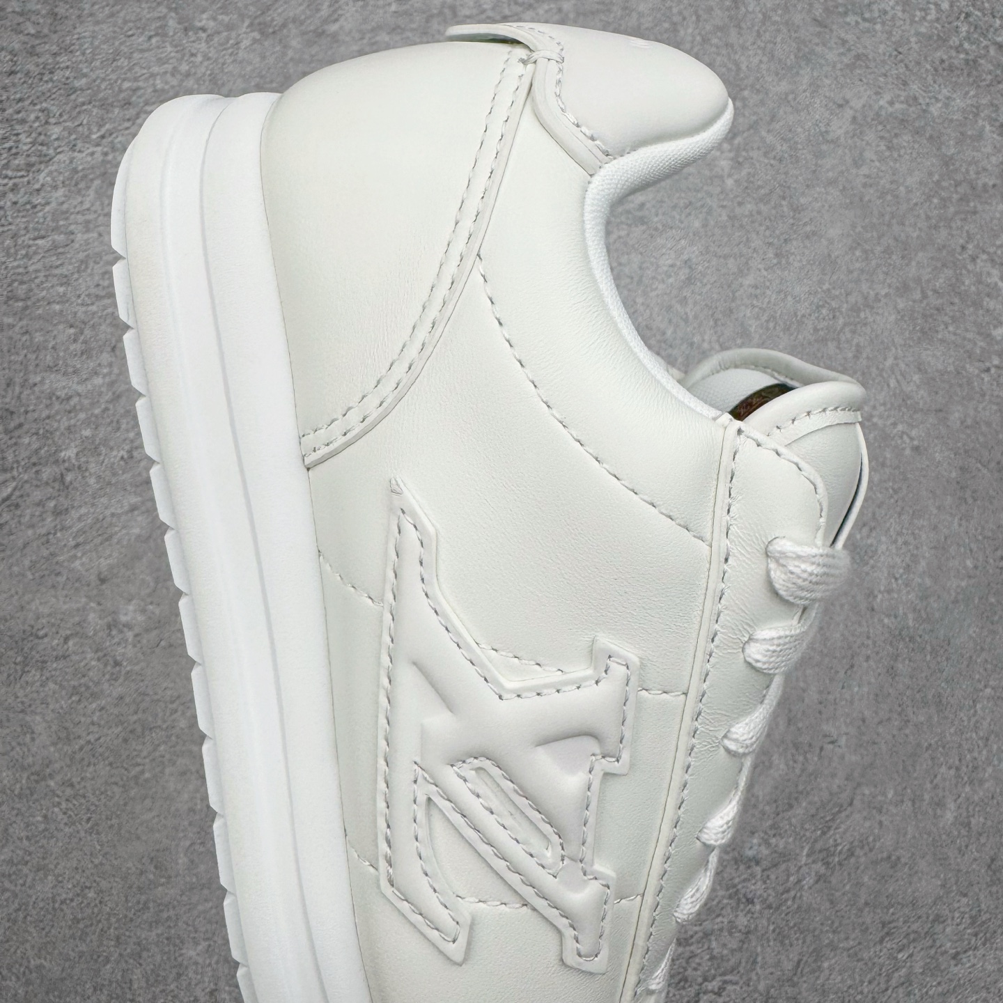 图片[6]-＃M纯原 LOUIS VUITTON x Nigo lv联名款 Buttersoft 牛皮革羊皮革 FW25 图案压纹 圆头系带 低帮 生活休闲鞋 男女同款 白色 外贸零售特供批次 2023全新纸板数据 印花高频效果碾压市面 市售天花板产物 耗时半年巨作 全套原厂新版原纸板楦头开发 原厂特供皮料加持 市场所有版本中综合最强的货品 GD实力大厂出品 全网最全配色更新最快 最成熟的做工稳定的品控 完美鞋型超高的清洁度 零毛边线头瑕疵 全套原楦原纸版原鞋开模 全网最具灵魂的版型 正确原装黄色鞋盒 正确中底印花 鞋面印花3D高频深度立体 全鞋电脑针车 紧密相连 针距密度一致 环保乳胶注塑鞋垫 厚度脚感还原原版 皮面裁剪部位 统一油边封口工艺 原装橡胶大底含胶量大底组合零偏差 专柜全套包装 防尘袋 说明书 质保卡 男女鞋 尺码：35 36 37 38 39 40 41 42 43 44 45-选品中心