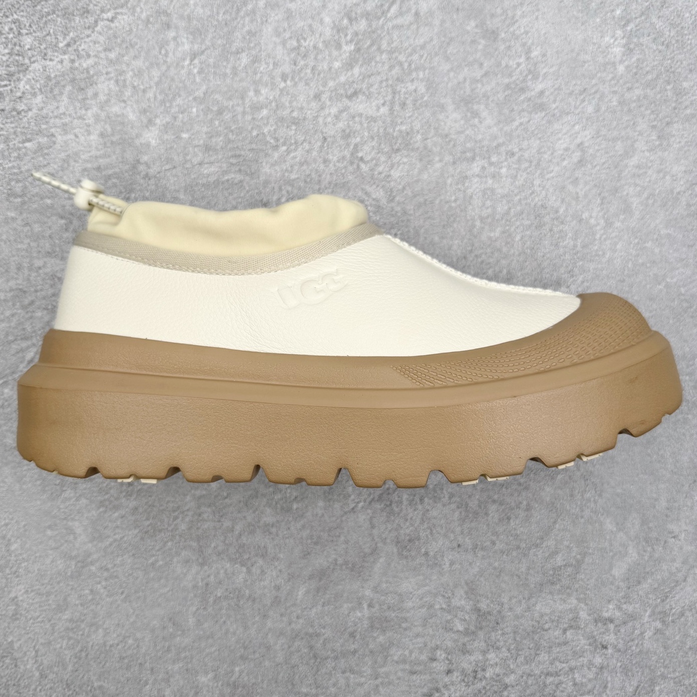 UGG 4096 M Tasman Weather Hybrid 塔斯曼混合系列低帮厚底轻量休闲运动鞋 UGG 2024秋冬新品 机能撞色王一博代言热门大爆款！包头套脚低帮 进口隆丰一级羊皮毛一体 代购专供品质 高弹Modern中底 外置防滑大底 套脚抽绳设计 穿脱十分方便 采用TPU模压定型翻毛皮鞋面材质#选用17毫米UGGPURE™ 植入式羊毛里衬与可拆卸的UGGPURE™ 植入式羊毛鞋垫#包头式EVA轻翼科技外底防滑,耐磨性和良好的弹性❗ 尺码：36/45-选品中心