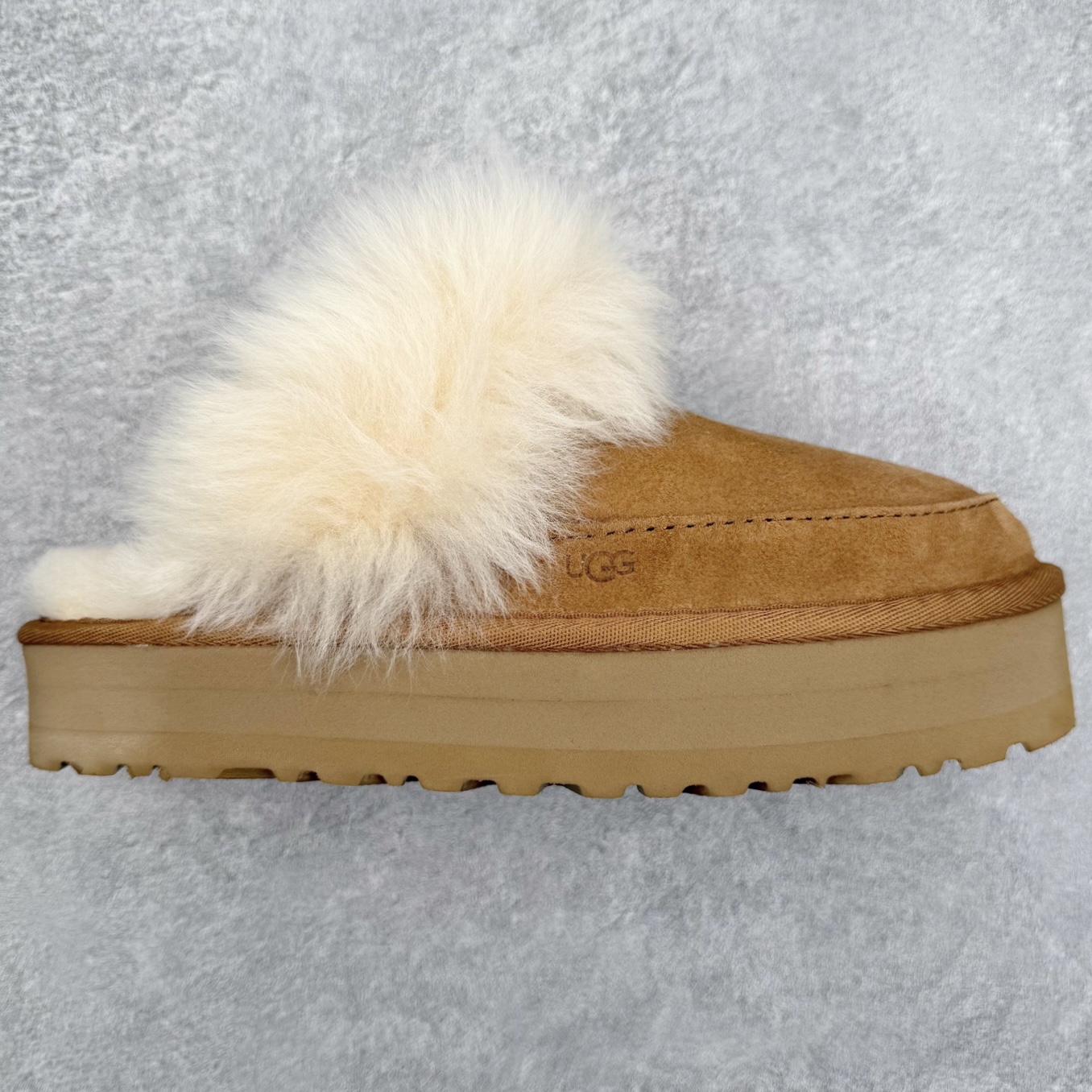 UGG 3930 秋冬羊皮毛一体雪地靴 全鞋采用ZP同厂 隆丰A级澳洲进口羊皮毛一体 品牌代工厂生产线 完全遵循ZP工艺流程 代工厂原厂版师 秉承无原鞋不开发选择 注重每一处细节 市面最正版型 TREADLITE\\\