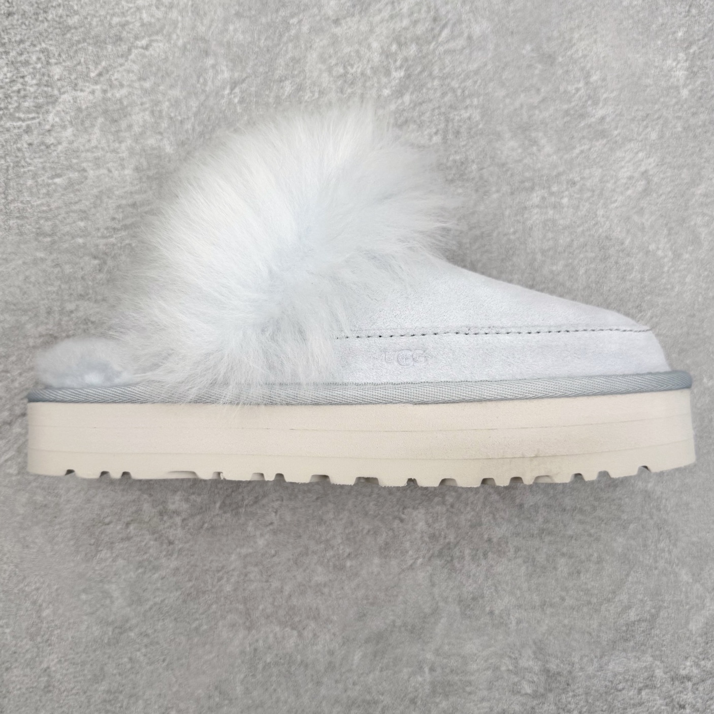 UGG 3930 秋冬羊皮毛一体雪地靴 全鞋采用ZP同厂 隆丰A级澳洲进口羊皮毛一体 品牌代工厂生产线 完全遵循ZP工艺流程 代工厂原厂版师 秉承无原鞋不开发选择 注重每一处细节 市面最正版型 TREADLITE\\\