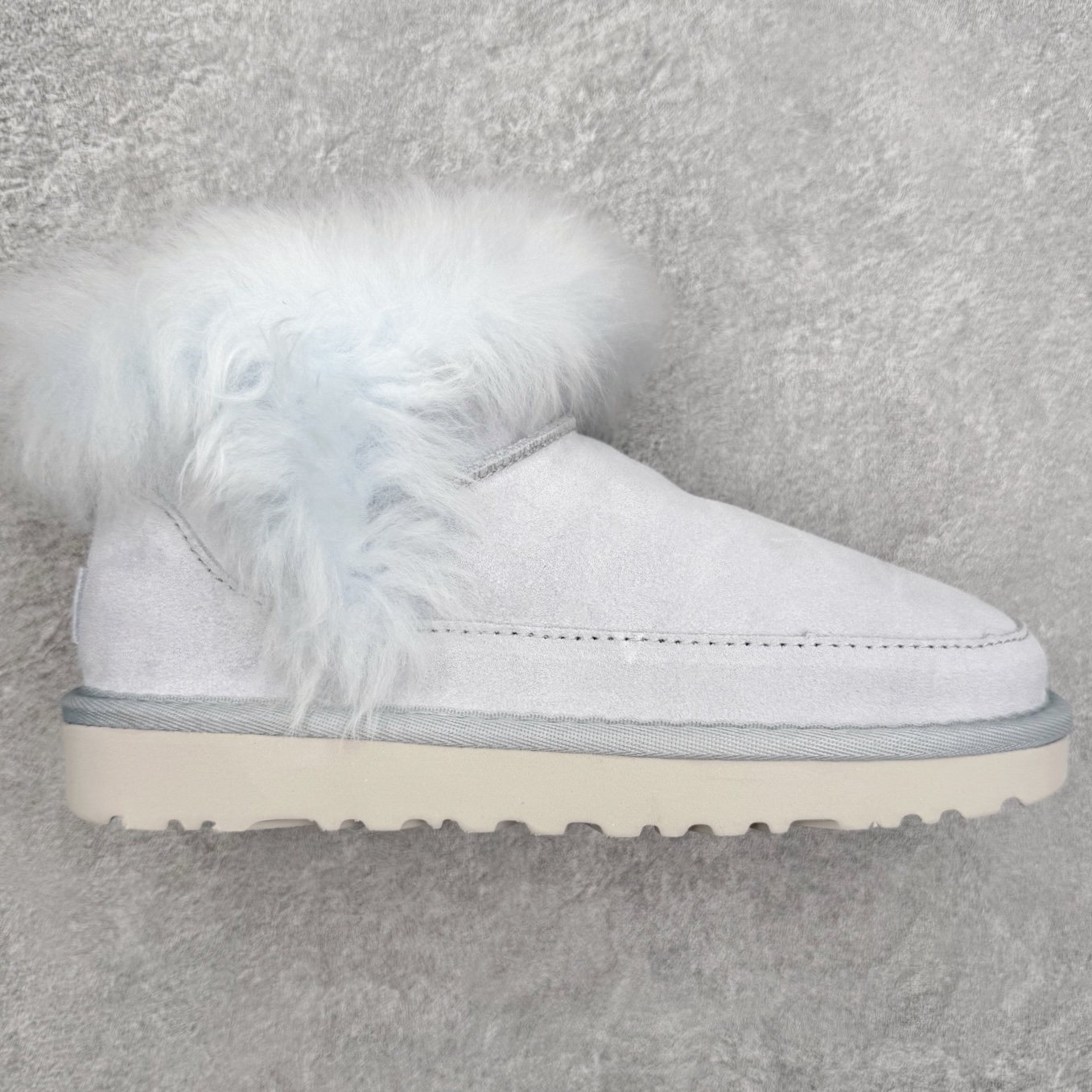 UGG 3832 秋冬羊皮毛一体雪地靴 全鞋采用ZP同厂 隆丰A级澳洲进口羊皮毛一体 品牌代工厂生产线 完全遵循ZP工艺流程 代工厂原厂版师 秉承无原鞋不开发选择 注重每一处细节 市面最正版型 TREADLITE\\\