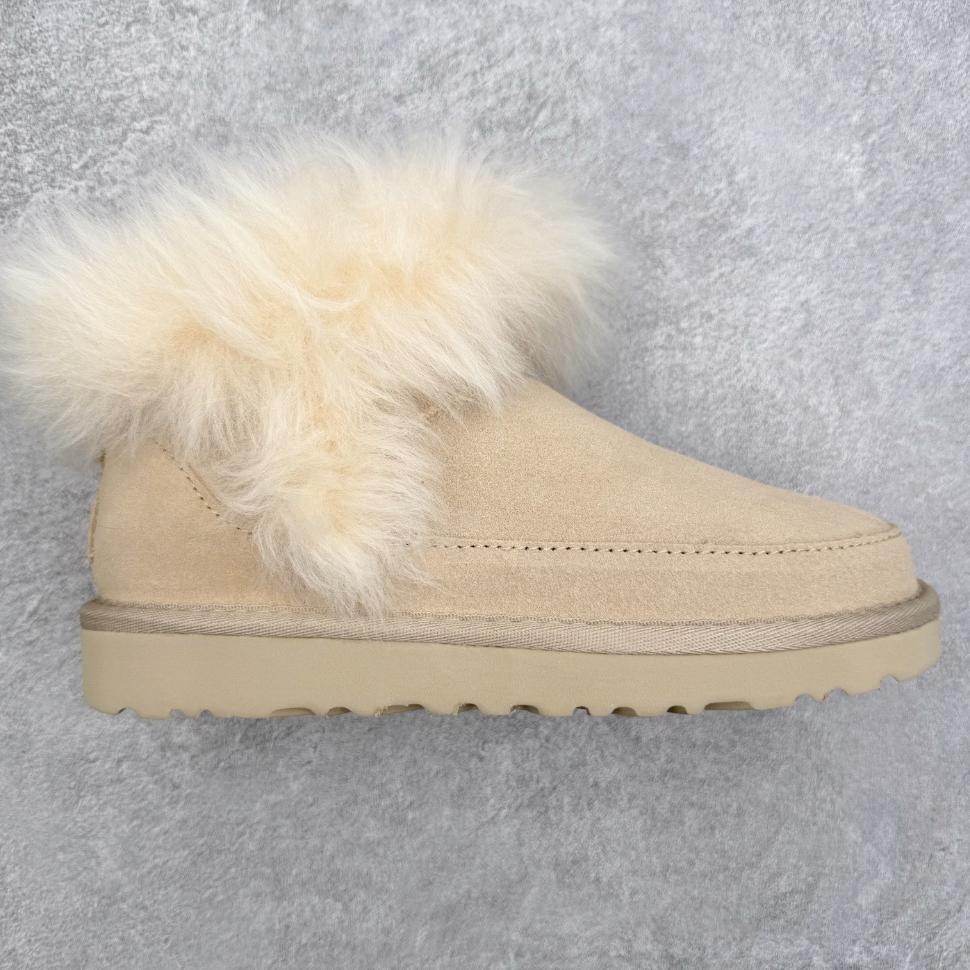 UGG 3832 秋冬羊皮毛一体雪地靴 全鞋采用ZP同厂 隆丰A级澳洲进口羊皮毛一体 品牌代工厂生产线 完全遵循ZP工艺流程 代工厂原厂版师 秉承无原鞋不开发选择 注重每一处细节 市面最正版型 TREADLITE\\\