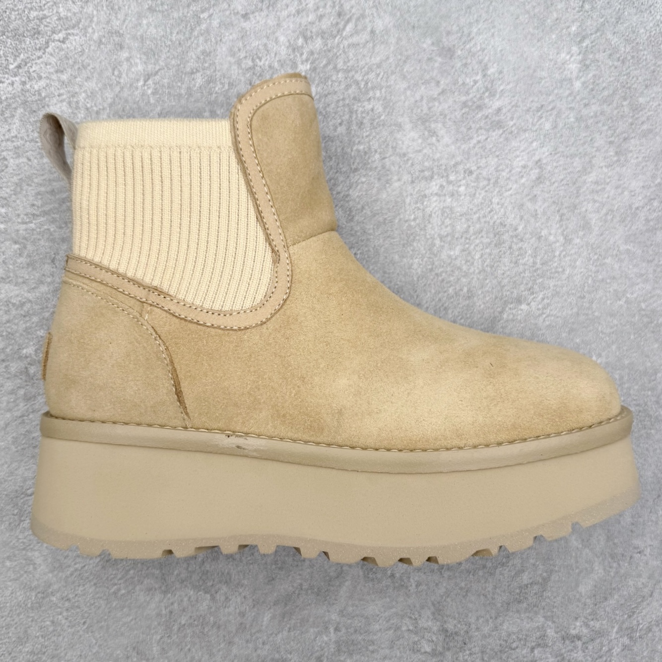 UGG 3258 秋冬羊皮毛一体雪地靴 全鞋采用ZP同厂 隆丰A级澳洲进口羊皮毛一体 品牌代工厂生产线 完全遵循ZP工艺流程 代工厂原厂版师 秉承无原鞋不开发选择 注重每一处细节 市面最正版型 TREADLITE\\\