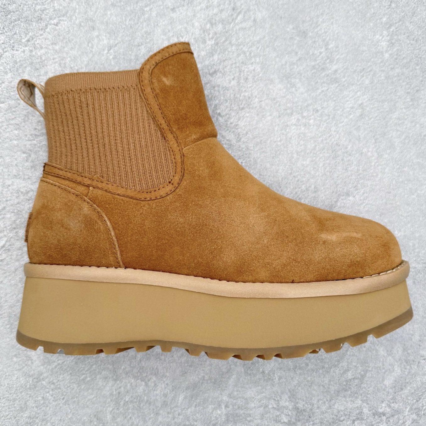 UGG 3258 秋冬羊皮毛一体雪地靴 全鞋采用ZP同厂 隆丰A级澳洲进口羊皮毛一体 品牌代工厂生产线 完全遵循ZP工艺流程 代工厂原厂版师 秉承无原鞋不开发选择 注重每一处细节 市面最正版型 TREADLITE\\\