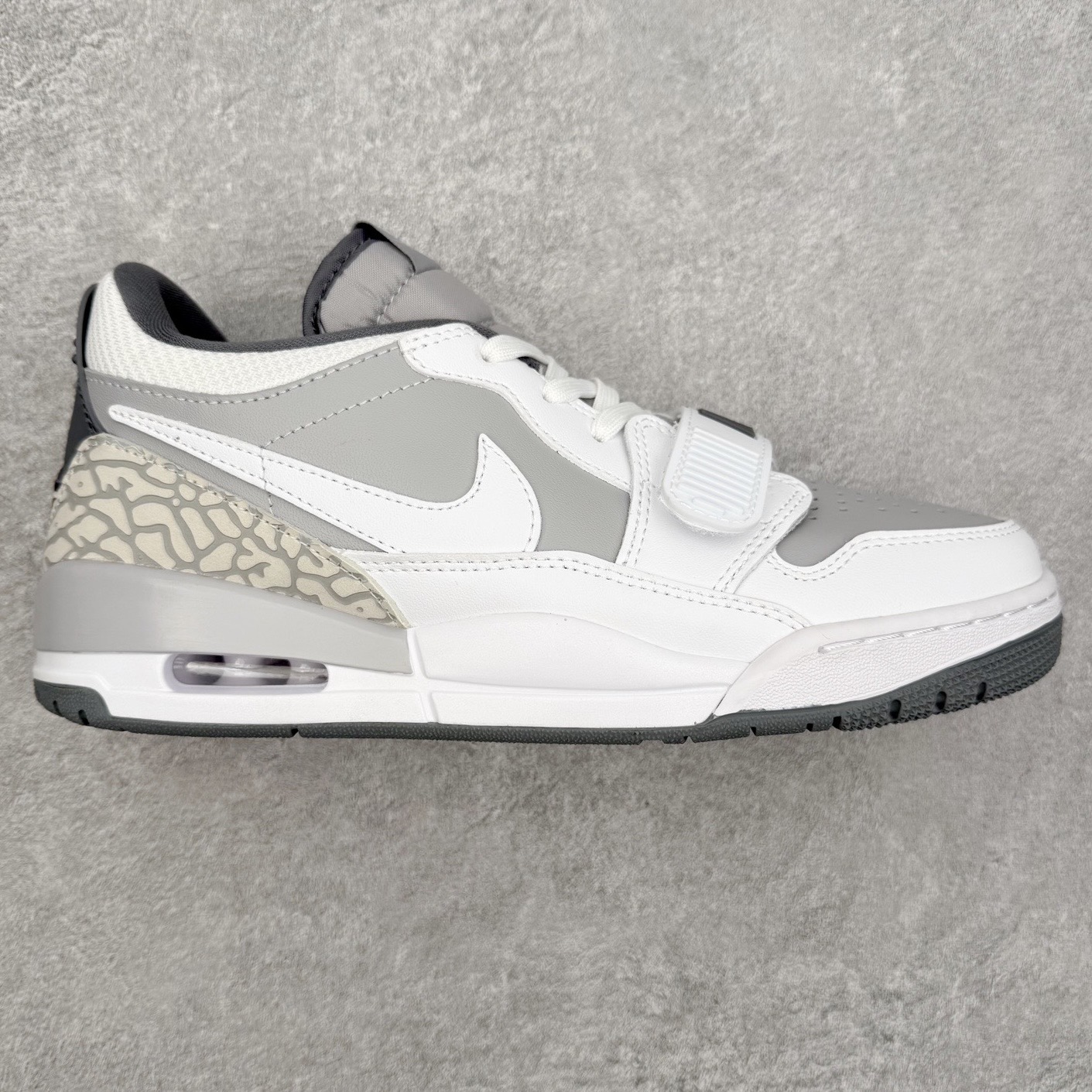 Air Jordan Legacy AJ312 低帮 CD7069-005 鞋身采用了皮革材质打造 横跨鞋面的魔术贴十分吸睛 侧面的Swoosh Logo的一部分被鞋面遮挡了一部分 颇具玩味 魔术贴上标有NK标识 而鞋舌上是Jordan的经典飞翼Logo 后跟和鞋底均采用了Air Jordan 3 的设计 后跟上同样也使用了经典的爆裂纹图案 尺码：36 36.5 37.5 38 38.5 39 40 40.5 41 42 42.5 43 44 44.5 45 46 47.5-选品中心