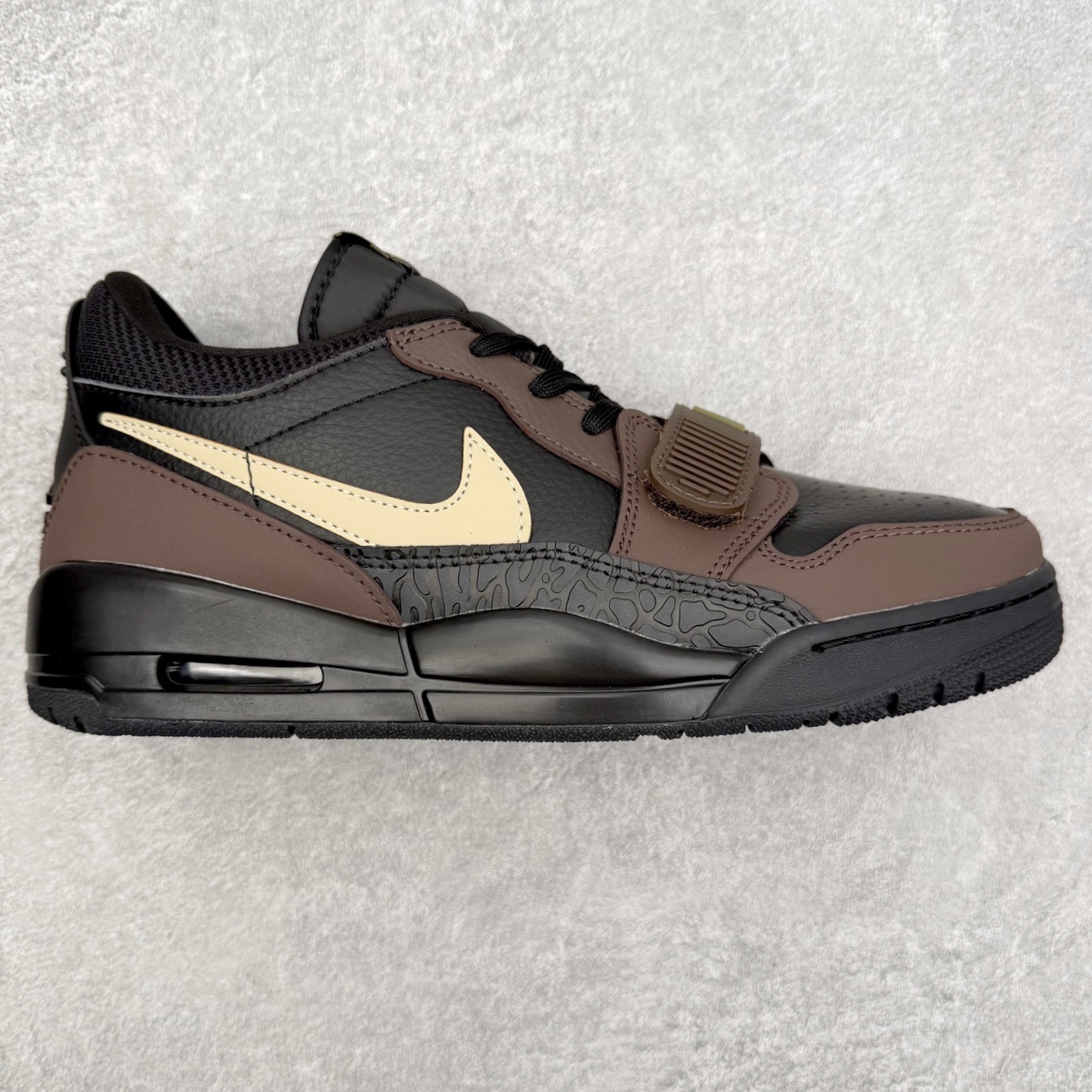 Air Jordan Legacy AJ312 低帮 CD7069-003 鞋身采用了皮革材质打造 横跨鞋面的魔术贴十分吸睛 侧面的Swoosh Logo的一部分被鞋面遮挡了一部分 颇具玩味 魔术贴上标有NK标识 而鞋舌上是Jordan的经典飞翼Logo 后跟和鞋底均采用了Air Jordan 3 的设计 后跟上同样也使用了经典的爆裂纹图案 尺码：36 36.5 37.5 38 38.5 39 40 40.5 41 42 42.5 43 44 44.5 45 46 47.5-选品中心