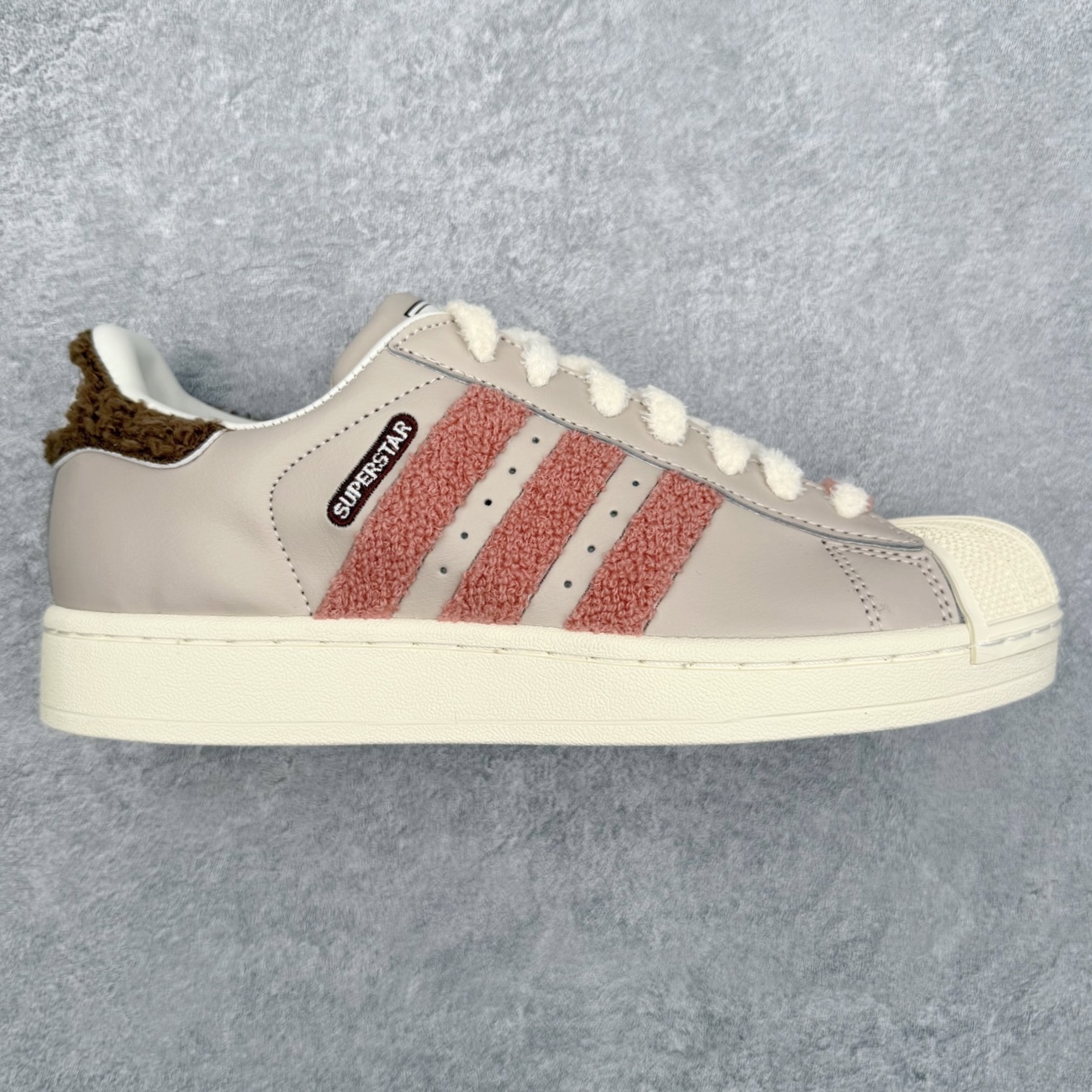 ＃XP纯原套现福利 AD Originals Superstar 经典复古贝壳头板鞋 JR6986 诞生于1969年 是第一双将全皮面鞋 身与橡胶鞋头结合在一起的低帮篮球鞋 Superstar最开始 是作为高帮篮球鞋Pro Model的低帮版本而出现的 但因为其独特和醒目的橡胶鞋头造型而让大家熟知 被大家形象地称为\\\