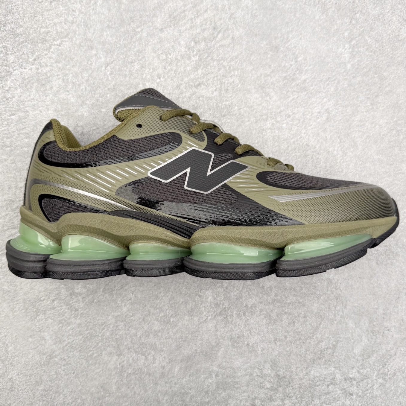 New Balance NB2000 舒适百搭防滑耐磨低帮 休闲跑步鞋 New Balance 在近两年的球鞋市场屡出奇招，在经典鞋型保持进一步增长的同时，推出的每一款新鞋型也都有傲人的战绩。在 327、9060 等鞋型获得成功之后，今天 New Balance 家族又迎来了新鲜血液的注入。这双 New Balance 2000 依然是融合了新旧元素的跑鞋造型，命名为 2000，或许是它的设计理念有着 Y2K 的血统。最大的亮点，在于这双鞋的中底。外侧以五个 ABZORB 单元，带来极具辨识度和冲击力的视觉效果，让这双鞋在外观和脚感方面都颇具吸引力。尺码：36 37 37.5 38 38.5 39 40 40.5 41 42 42.5 43 44 45 46-选品中心