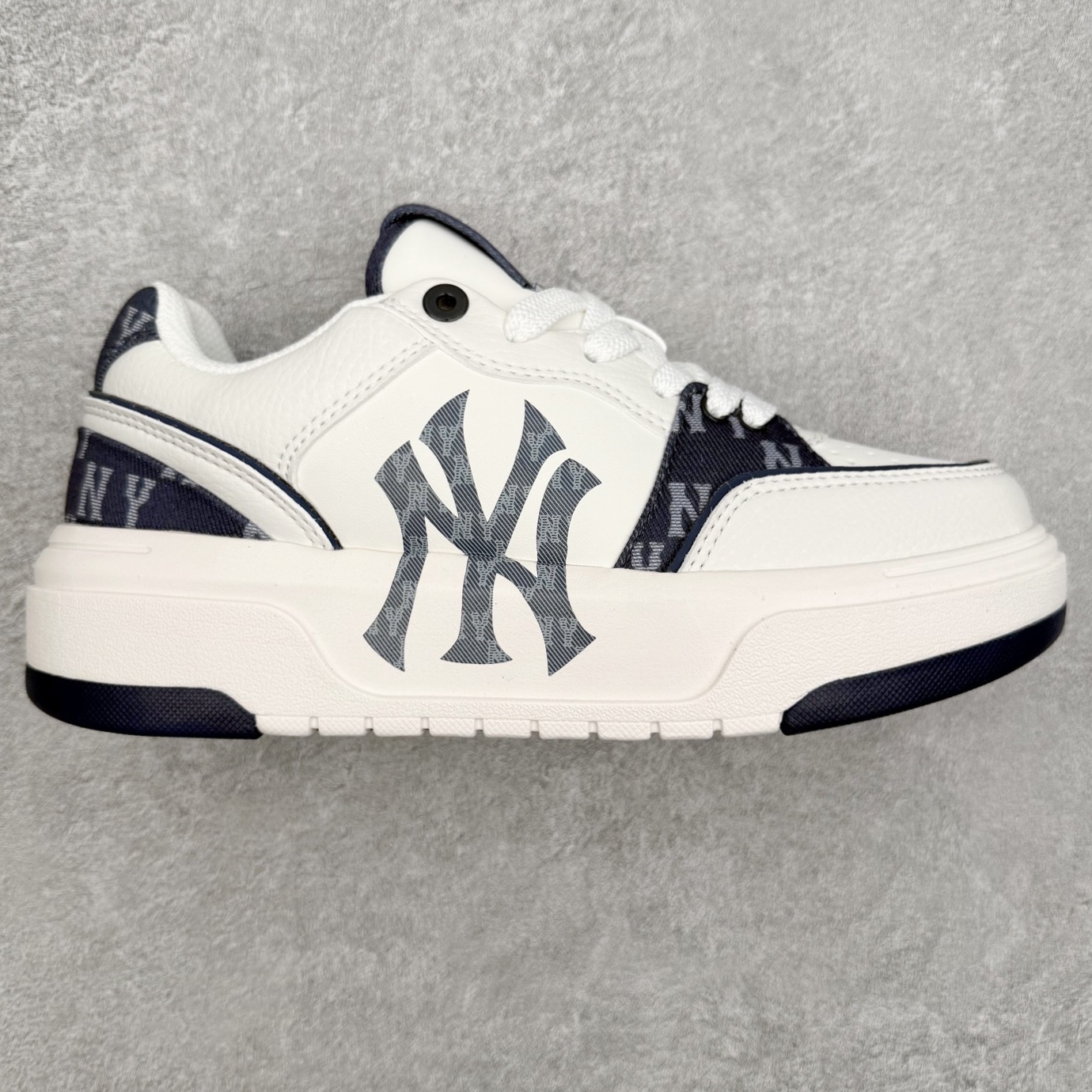 MLB Chunky Liner Basic 复古印花学长鞋系列低帮轻量增高厚底百搭休闲运动慢跑鞋板鞋 Korea韩国联名NY美国榄球纽约洋基队限定 韩国代购专供 全套原楦原纸板原厂数据开发 正确中底拉帮中底网布细节 平台代购专供 左脚内置芯片 韩国代购吊牌标贴 独家一比一RB+MD组合大底 高频后跟小人Logo精准对位立体饱满 正确网布加超迁鞋面 转印中底走线紧密 转印Logo工艺表层防刮不掉色 尺码：35 36 36.5 37.5 38 38.5 39 40 40.5 41 42 42.5 43 44 45-选品中心