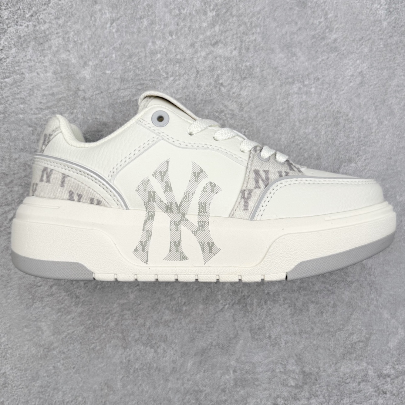 MLB Chunky Liner Basic 复古印花学长鞋系列低帮轻量增高厚底百搭休闲运动慢跑鞋板鞋 Korea韩国联名NY美国榄球纽约洋基队限定 韩国代购专供 全套原楦原纸板原厂数据开发 正确中底拉帮中底网布细节 平台代购专供 左脚内置芯片 韩国代购吊牌标贴 独家一比一RB+MD组合大底 高频后跟小人Logo精准对位立体饱满 正确网布加超迁鞋面 转印中底走线紧密 转印Logo工艺表层防刮不掉色 尺码：35 36 36.5 37.5 38 38.5 39 40 40.5 41 42 42.5 43 44 45-选品中心