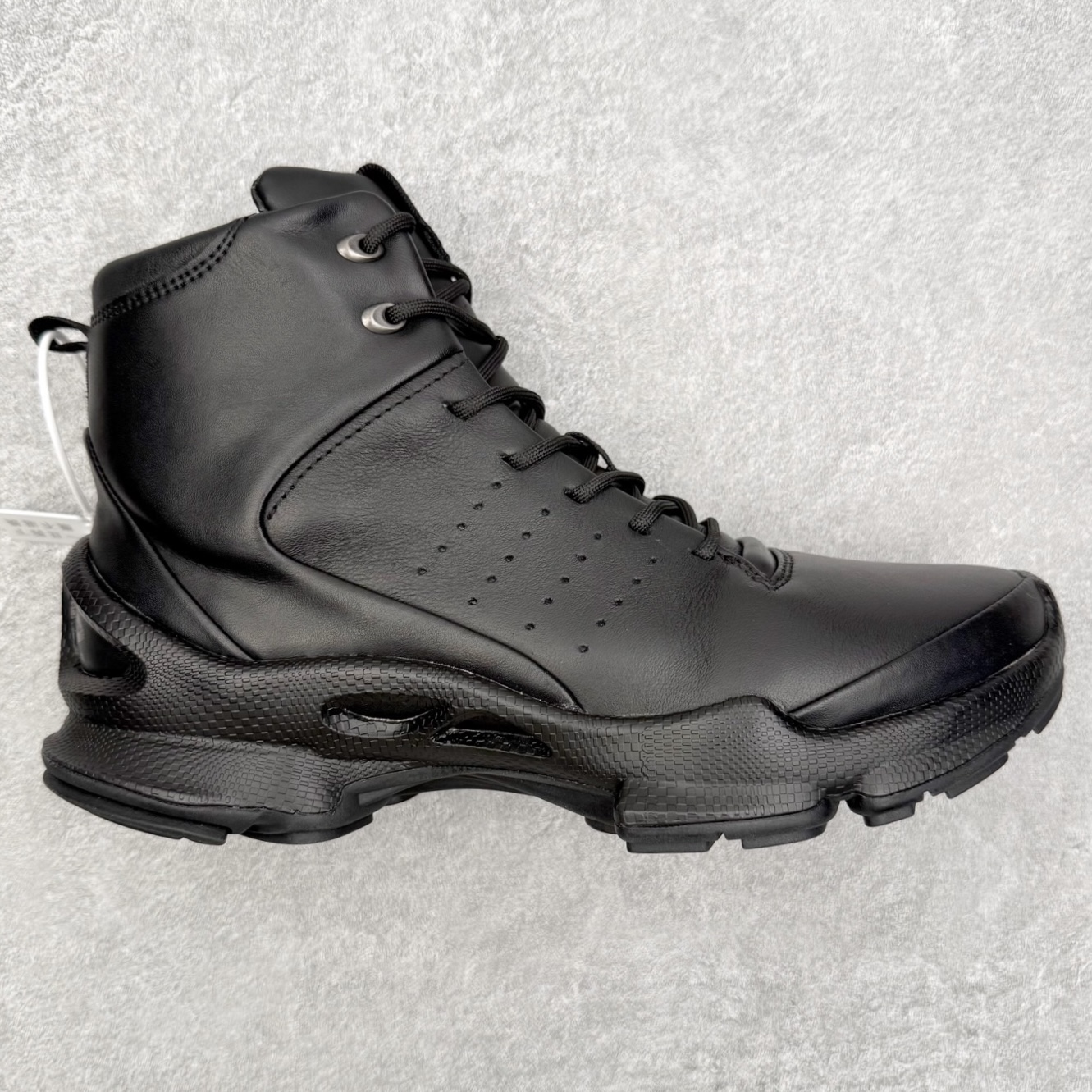 Ecco爱步 Biom C 牛皮 轻盈舒适及踝高帮户外靴 ECCO以三大核心特征为依托：北欧设计风格、鞋履制作、积极的生活方式。北欧设计风格：北欧设计特点是独特、有格调、实用和简约，并且品质优良。鞋履制作：ECCO钟爱鞋履制作以及一切与鞋履制作相关的事物。积极的生活方式：ECCO的创始人希望制作出的鞋履无需磨合，即可完美贴合脚型，帮助人们享受行走的乐趣。ECCO的成功源自其产品质量和创新的技术水平，恪守“鞋遵循双足”的设计理念，将的舒适度和风格融为一体。ECCO跑遍全世界寻找创新的原料。从制革制鞋一体化的设置，源头上控制皮革质量，确保对人体无害。 尺码：38 39 40 41 42 43 44 （皮鞋码）-选品中心