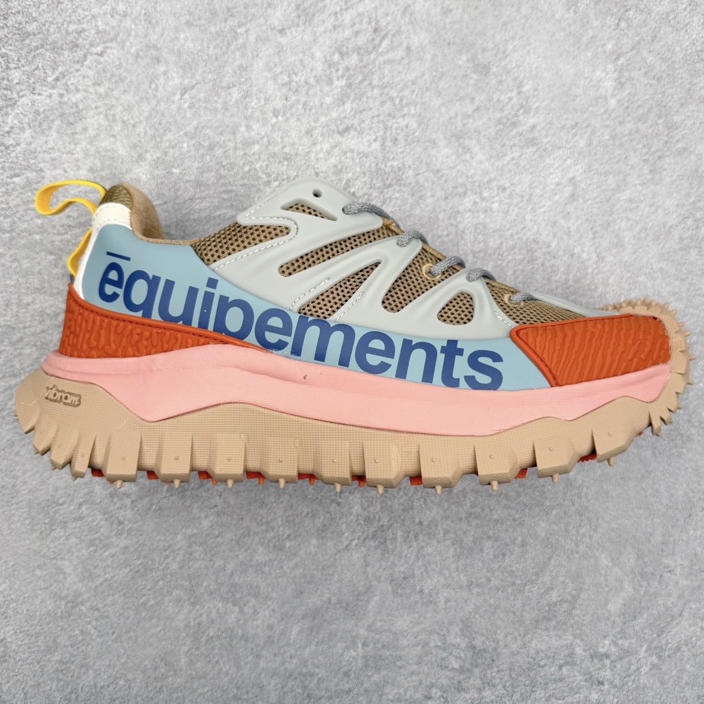 Moncler Trailgrip Gore-Tex 蒙口越野旅行系列低帮厚底轻量户外登山运动鞋 盟可睐MONCLER TRAILGRIP 鞋履新季系列 前卫设计碰撞实用科技 轻盈面料无惧炎热夏季 Trailgrip运动鞋作为盟可睐Moncler的秋冬新作横空出世 融蕴品牌山地基因 运用科技前沿技术 征服野外复杂地形 醒目的胎纹设计搭配弧形橡胶鞋头 确保经久耐穿 为山野探险与都市畅游提供高效防护 Trailgrip 2023春夏系列将在既有的实用性基础之上 推出全新配色 并采用更轻材质 尺码：35 36 37 38 39 40 41 42 43 44 45 46-选品中心