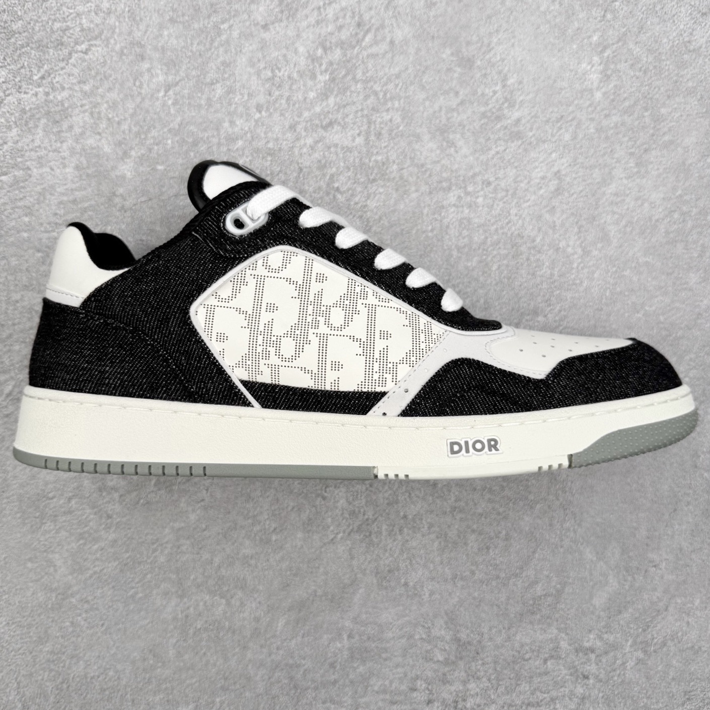 DIOR 迪奥 B27低帮 经典奢侈品休闲运动板鞋 东莞大厂生产 品质货真价实 代购级别 市面顶级版本 Oblique印花电秀 长时售卖 退换率超低这款B27运动鞋是DIOR的经典单品 和迪奥光滑牛皮革精心制作，侧面饰以米色和黑色提花Oblique印花镶边（激光冲孔）搭配CD lcon孔眼，双色橡胶鞋底，鞋舌和后跟处均饰以标志性细节，更显精致，时尚百搭，可为各种造型增光添彩 蓝色 奶油白色和迪奥灰光滑牛皮革 米色和黑色提花面料oblique印花 鞋底和鞋眼饰以DIOR标志 系带开合搭配CD·lcon孔眼网眼织物里料 双色橡胶外底 侧面缝线拼接结构 含防尘袋和一对鞋带 全套意大利正品包装 尺码 35 36 37 38 39 40 41 42 43 44 45 46-选品中心