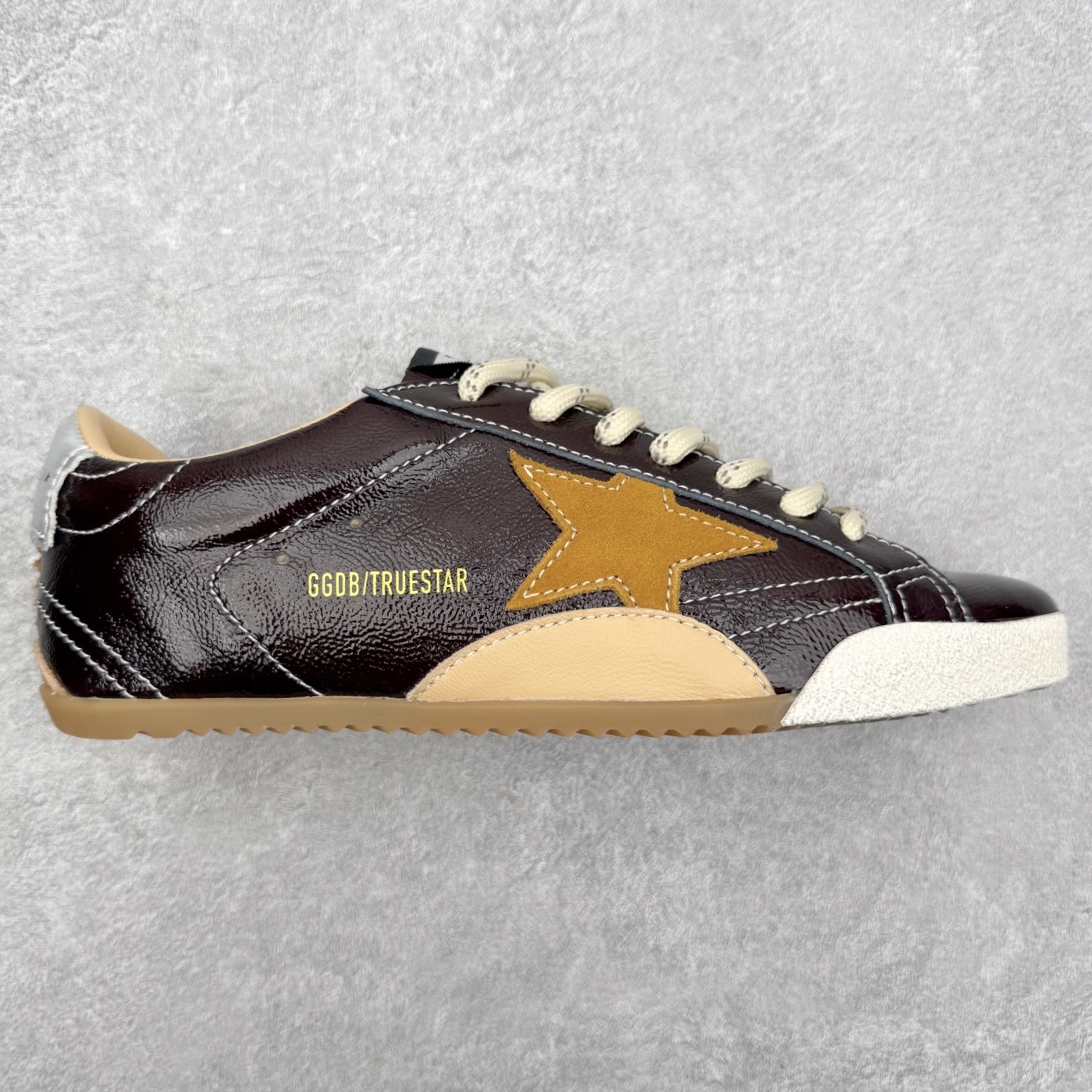 Golden Goose True Star 25s最新款 易烊千玺 萱美 王一博 朱亚文同款小红书爆款运动鞋 采用进口牛皮羊皮内里 舒适感爆满 Golden Goose True Star「为叛逆而生」的鞋履，其价值不仅在于材质与工艺，更在于对主流审美规则的颠覆。它适合那些追求「非标准化时尚」、愿意为独特性支付溢价的消费者，尤其在潮流易逝的当下，其手工做旧设计反而赋予产品「反潮流」的永恒感。然而，对于务实型消费者而言，高昂的价格、小众的风格以及相对复杂的护理需求（如避免接触尖锐物体）可能使其性价比大打折扣。若将其视为「可穿戴的艺术品」，True Star 无疑是成功的；若以传统鞋履标准衡量，它则更像是一场关于时尚哲学的实验。#记录吧就现在 #goldengoose #易烊千玺 #ggdb #宝藏男孩易烊千玺 #鞋控の日常 #潮流薯 #复古穿搭 尺码：35 36 37 38 39 40 41 42 43 44 45-选品中心