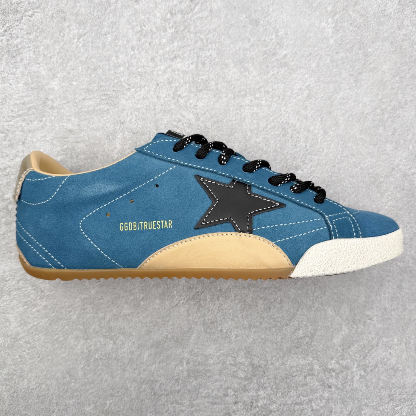 Golden Goose True Star 25s最新款 易烊千玺 萱美 王一博 朱亚文同款小红书爆款运动鞋 采用进口牛皮羊皮内里 舒适感爆满 Golden Goose True Star「为叛逆而生」的鞋履，其价值不仅在于材质与工艺，更在于对主流审美规则的颠覆。它适合那些追求「非标准化时尚」、愿意为独特性支付溢价的消费者，尤其在潮流易逝的当下，其手工做旧设计反而赋予产品「反潮流」的永恒感。然而，对于务实型消费者而言，高昂的价格、小众的风格以及相对复杂的护理需求（如避免接触尖锐物体）可能使其性价比大打折扣。若将其视为「可穿戴的艺术品」，True Star 无疑是成功的；若以传统鞋履标准衡量，它则更像是一场关于时尚哲学的实验。#记录吧就现在 #goldengoose #易烊千玺 #ggdb #宝藏男孩易烊千玺 #鞋控の日常 #潮流薯 #复古穿搭 尺码：35 36 37 38 39 40 41 42 43 44 45-选品中心