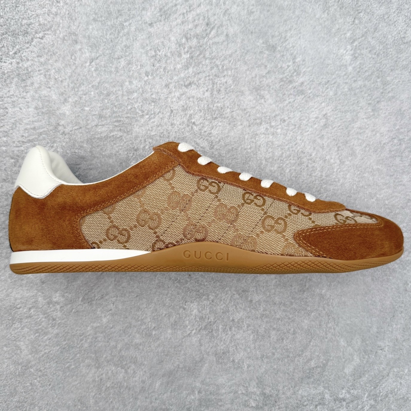 GUCCI 古驰 Shift 皮革圆头系带低帮生活休闲鞋 新款Gucci Shift系列直接美晕 做旧设计 复古又随性Gucci正式发布全新“Gucci Shift”运动鞋系列。该系列从品牌深厚的马术传统汲取灵感，以经典Web条纹为核心，融合多元材质与现代设计，展现品牌标志性的传承与创新 轻盈舒适的穿着感搭配极简廓形，营造出利落而摩登的气质。麂皮、帆布及科技面料的丰富组合，与大胆的配色与设计相得益彰，一同展现更具个性的优雅与活力 尺码：35 36 37 38 39 40 41 42 43 44-选品中心