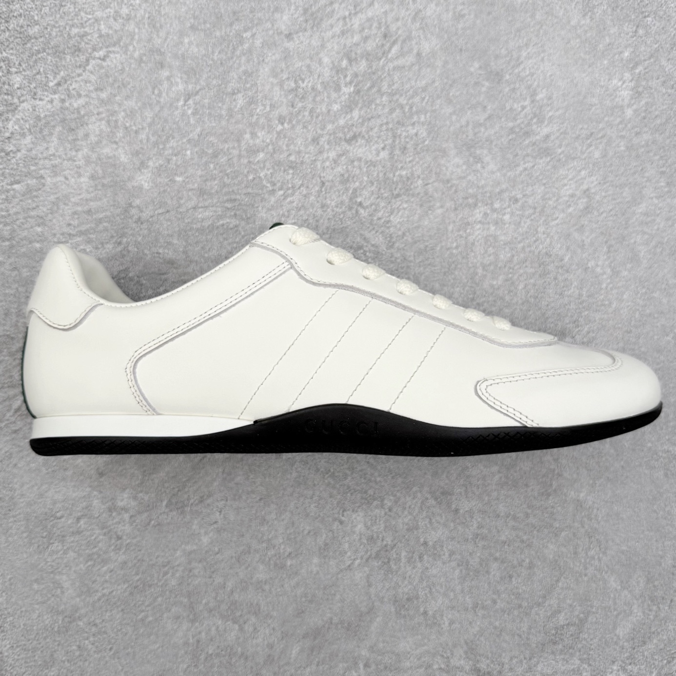 GUCCI 古驰 Shift 皮革圆头系带低帮生活休闲鞋 新款Gucci Shift系列直接美晕 做旧设计 复古又随性Gucci正式发布全新“Gucci Shift”运动鞋系列。该系列从品牌深厚的马术传统汲取灵感，以经典Web条纹为核心，融合多元材质与现代设计，展现品牌标志性的传承与创新 轻盈舒适的穿着感搭配极简廓形，营造出利落而摩登的气质。麂皮、帆布及科技面料的丰富组合，与大胆的配色与设计相得益彰，一同展现更具个性的优雅与活力 尺码：35 36 37 38 39 40 41 42 43 44-选品中心