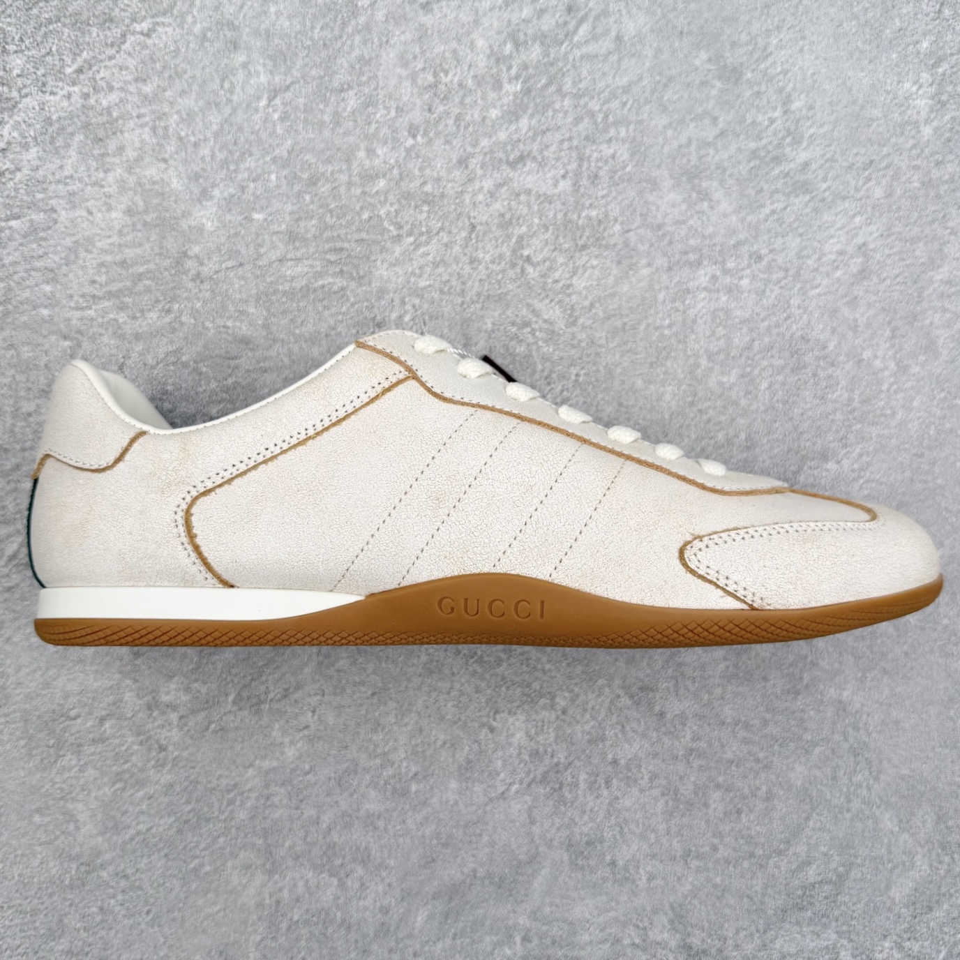 GUCCI 古驰 Shift 皮革圆头系带低帮生活休闲鞋 新款Gucci Shift系列直接美晕 做旧设计 复古又随性Gucci正式发布全新“Gucci Shift”运动鞋系列。该系列从品牌深厚的马术传统汲取灵感，以经典Web条纹为核心，融合多元材质与现代设计，展现品牌标志性的传承与创新 轻盈舒适的穿着感搭配极简廓形，营造出利落而摩登的气质。麂皮、帆布及科技面料的丰富组合，与大胆的配色与设计相得益彰，一同展现更具个性的优雅与活力 尺码：35 36 37 38 39 40 41 42 43 44-选品中心