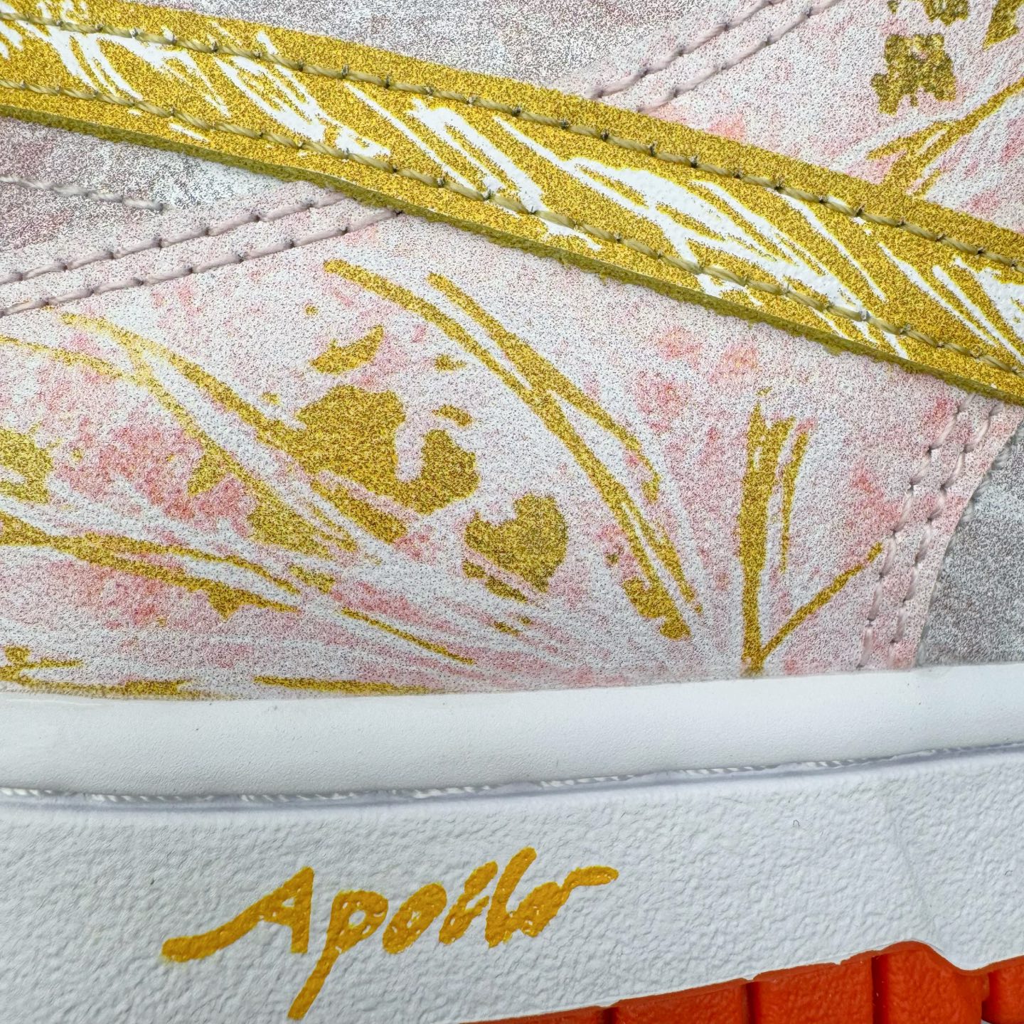 图片[17]-＃YC纯原 NK Dunk Low 太阳神阿波罗 FQ6965-700 当晨曦掠过云层，鞋面选用柔和的暖白基调，宛如被朝阳浸染的云霞，侧翼的金色Swoosh以锋芒勾勒轮廓，似神祇指尖轻点留下的光辉印记，每一步都折射出低调的奢华。棕色外底沉稳托起纯白中底，仿佛大地承载曙光，兼具复古张力与日常实穿性。定制系列天花板 无原鞋不开发 全系列得物原鞋一比一校对开发 配色持续更新中 终端对接 优势输出 全套原厂楦头原纸板数据档案倾力打造 原汁原味莞产 极致还原 圈内最强针车工艺 高端零售指定版 广东原厂配套原盒原标 鞋盒分三个尺码段 原厂冲刀 超高清洁度 全鞋零毛边皮料切割 采用原厂百宏鞋带以及原厂百宏织唛舌标 内标可供原厂几率过验 进口原装条纹中底布 四线拉帮白色点胶 原厂拉帮手法遵循公司 原厂电绣 极致还原 尺码：36 36.5 37.5 38 38.5 39 40 40.5 41 42 42.5 43 44 44.5 45 46-选品中心