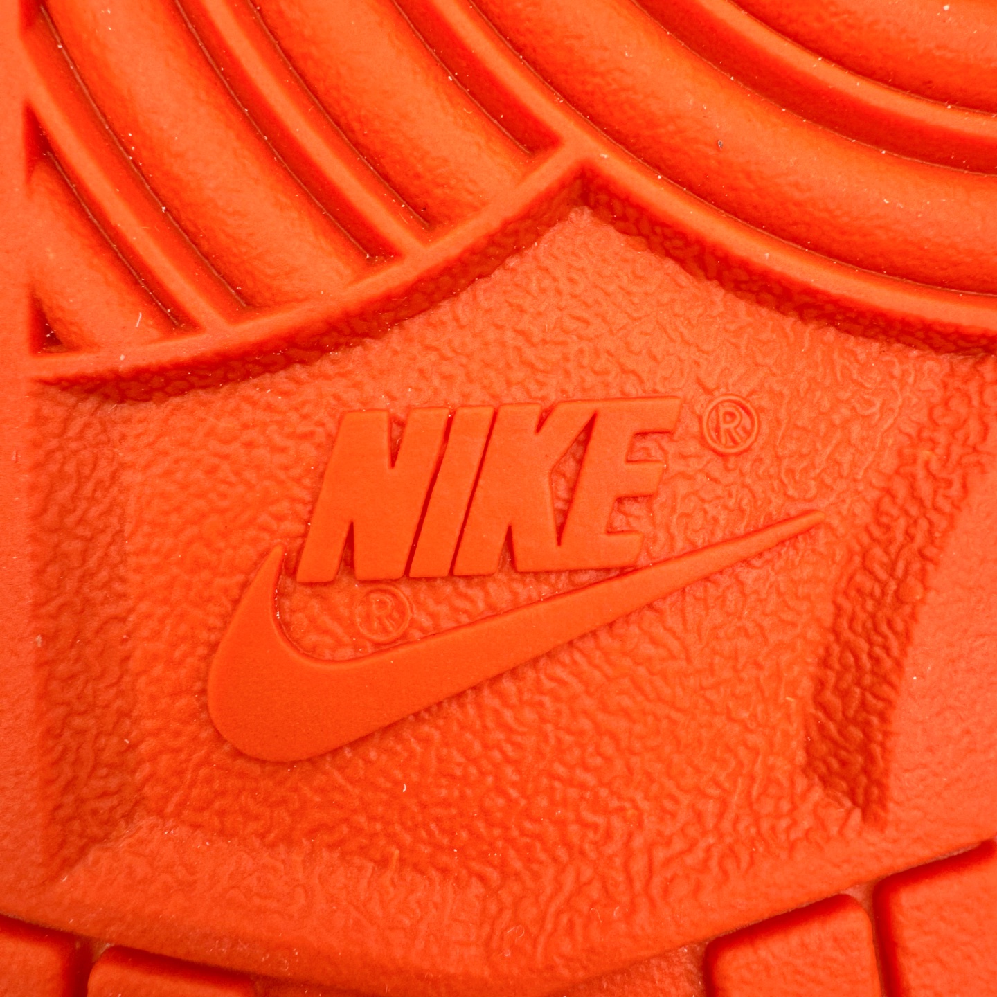 图片[20]-＃YC纯原 NK Dunk Low 太阳神阿波罗 FQ6965-700 当晨曦掠过云层，鞋面选用柔和的暖白基调，宛如被朝阳浸染的云霞，侧翼的金色Swoosh以锋芒勾勒轮廓，似神祇指尖轻点留下的光辉印记，每一步都折射出低调的奢华。棕色外底沉稳托起纯白中底，仿佛大地承载曙光，兼具复古张力与日常实穿性。定制系列天花板 无原鞋不开发 全系列得物原鞋一比一校对开发 配色持续更新中 终端对接 优势输出 全套原厂楦头原纸板数据档案倾力打造 原汁原味莞产 极致还原 圈内最强针车工艺 高端零售指定版 广东原厂配套原盒原标 鞋盒分三个尺码段 原厂冲刀 超高清洁度 全鞋零毛边皮料切割 采用原厂百宏鞋带以及原厂百宏织唛舌标 内标可供原厂几率过验 进口原装条纹中底布 四线拉帮白色点胶 原厂拉帮手法遵循公司 原厂电绣 极致还原 尺码：36 36.5 37.5 38 38.5 39 40 40.5 41 42 42.5 43 44 44.5 45 46-选品中心