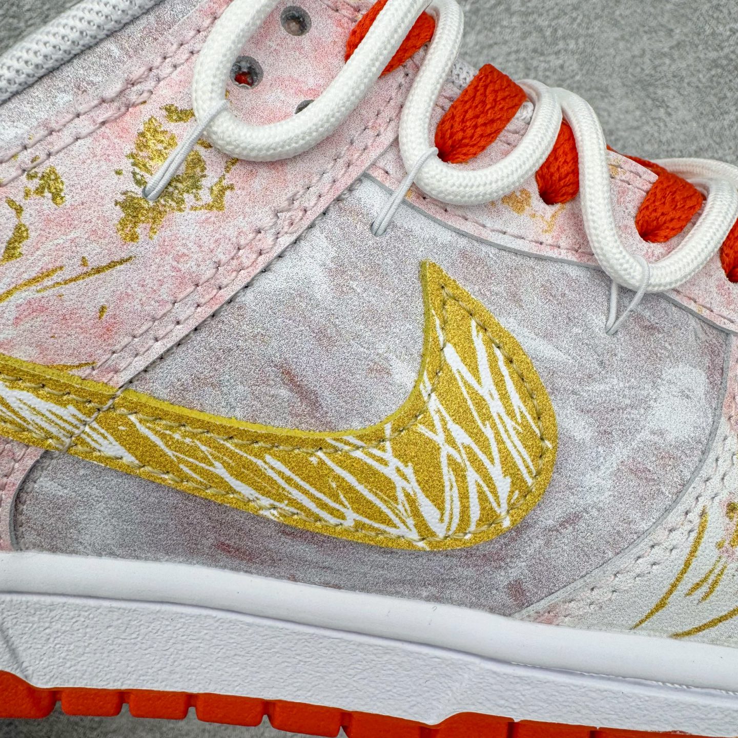 图片[18]-＃YC纯原 NK Dunk Low 太阳神阿波罗 FQ6965-700 当晨曦掠过云层，鞋面选用柔和的暖白基调，宛如被朝阳浸染的云霞，侧翼的金色Swoosh以锋芒勾勒轮廓，似神祇指尖轻点留下的光辉印记，每一步都折射出低调的奢华。棕色外底沉稳托起纯白中底，仿佛大地承载曙光，兼具复古张力与日常实穿性。定制系列天花板 无原鞋不开发 全系列得物原鞋一比一校对开发 配色持续更新中 终端对接 优势输出 全套原厂楦头原纸板数据档案倾力打造 原汁原味莞产 极致还原 圈内最强针车工艺 高端零售指定版 广东原厂配套原盒原标 鞋盒分三个尺码段 原厂冲刀 超高清洁度 全鞋零毛边皮料切割 采用原厂百宏鞋带以及原厂百宏织唛舌标 内标可供原厂几率过验 进口原装条纹中底布 四线拉帮白色点胶 原厂拉帮手法遵循公司 原厂电绣 极致还原 尺码：36 36.5 37.5 38 38.5 39 40 40.5 41 42 42.5 43 44 44.5 45 46-选品中心