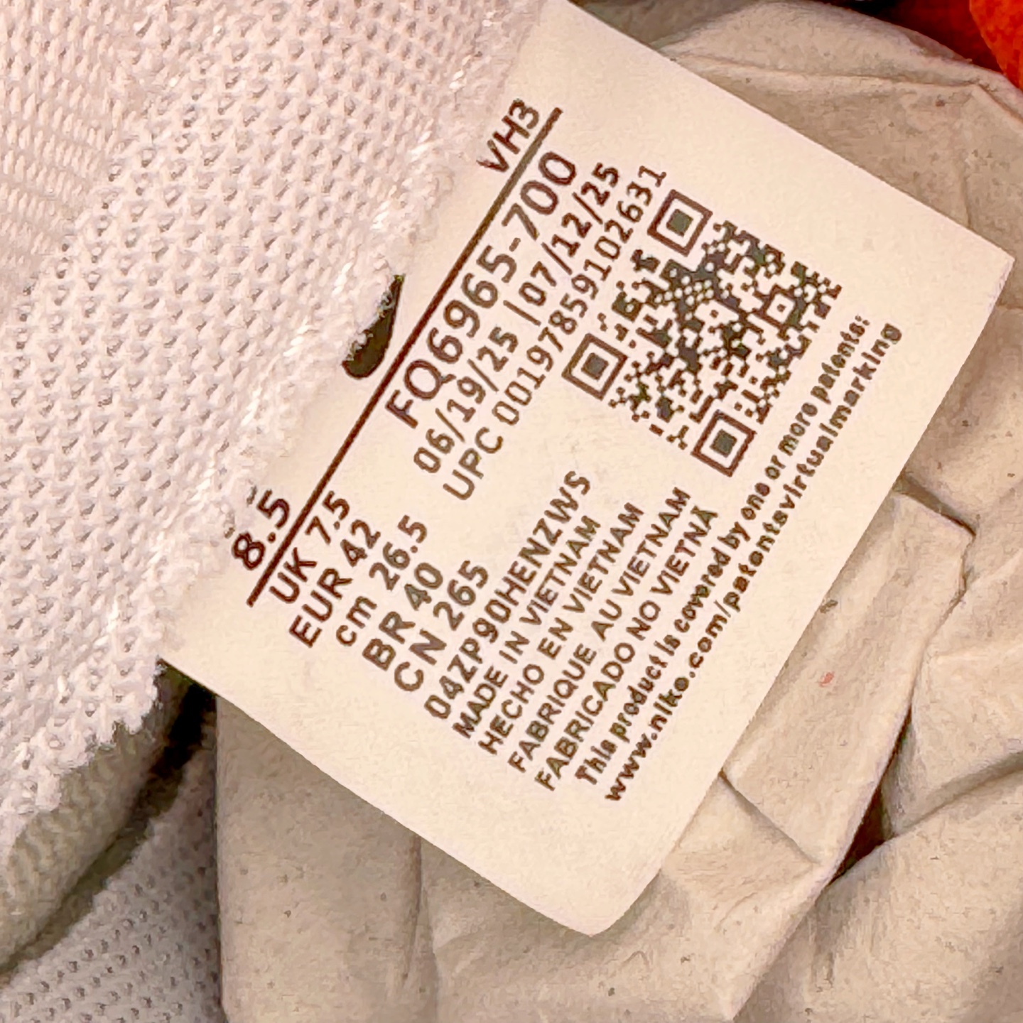 图片[12]-＃YC纯原 NK Dunk Low 太阳神阿波罗 FQ6965-700 当晨曦掠过云层，鞋面选用柔和的暖白基调，宛如被朝阳浸染的云霞，侧翼的金色Swoosh以锋芒勾勒轮廓，似神祇指尖轻点留下的光辉印记，每一步都折射出低调的奢华。棕色外底沉稳托起纯白中底，仿佛大地承载曙光，兼具复古张力与日常实穿性。定制系列天花板 无原鞋不开发 全系列得物原鞋一比一校对开发 配色持续更新中 终端对接 优势输出 全套原厂楦头原纸板数据档案倾力打造 原汁原味莞产 极致还原 圈内最强针车工艺 高端零售指定版 广东原厂配套原盒原标 鞋盒分三个尺码段 原厂冲刀 超高清洁度 全鞋零毛边皮料切割 采用原厂百宏鞋带以及原厂百宏织唛舌标 内标可供原厂几率过验 进口原装条纹中底布 四线拉帮白色点胶 原厂拉帮手法遵循公司 原厂电绣 极致还原 尺码：36 36.5 37.5 38 38.5 39 40 40.5 41 42 42.5 43 44 44.5 45 46-选品中心