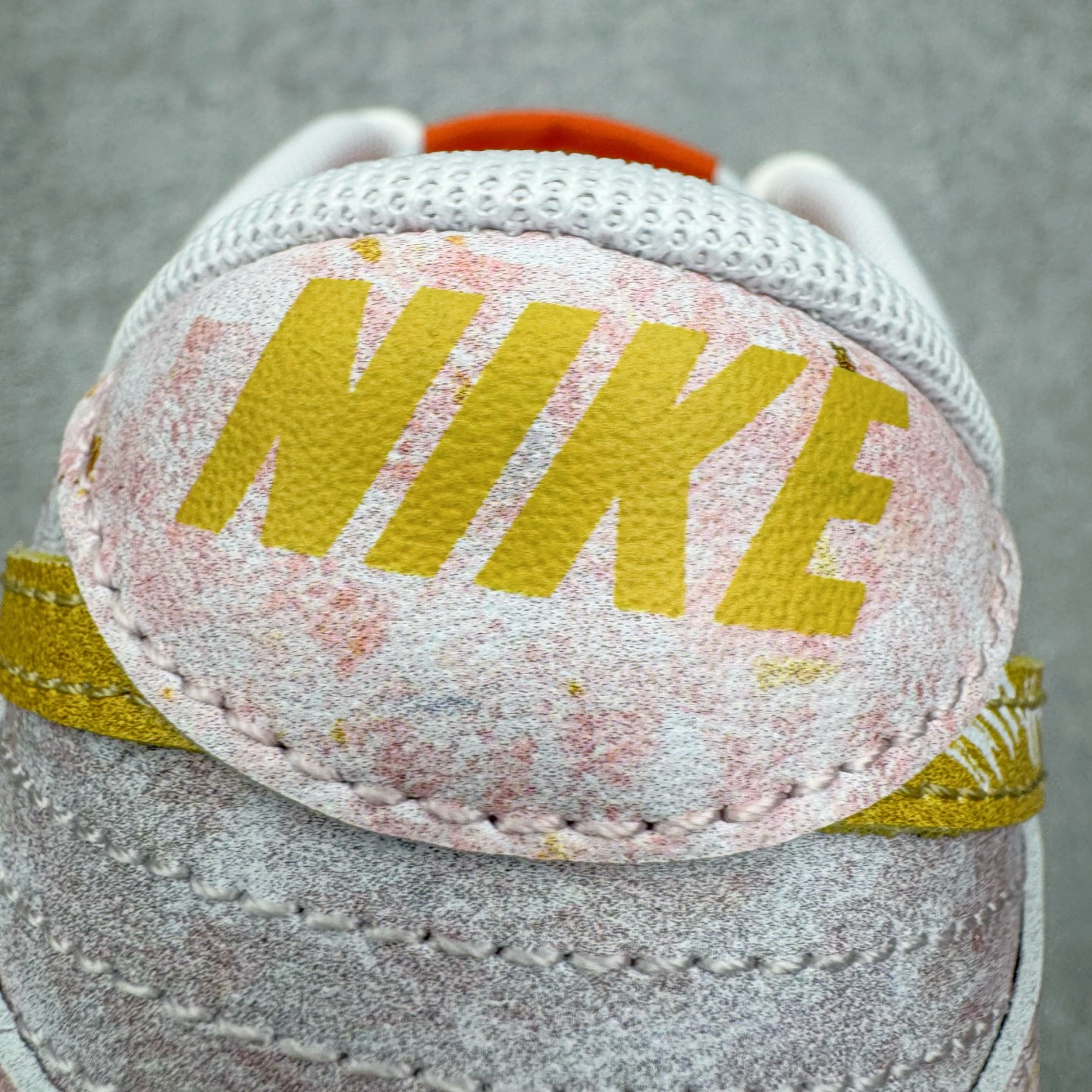 图片[16]-＃YC纯原 NK Dunk Low 太阳神阿波罗 FQ6965-700 当晨曦掠过云层，鞋面选用柔和的暖白基调，宛如被朝阳浸染的云霞，侧翼的金色Swoosh以锋芒勾勒轮廓，似神祇指尖轻点留下的光辉印记，每一步都折射出低调的奢华。棕色外底沉稳托起纯白中底，仿佛大地承载曙光，兼具复古张力与日常实穿性。定制系列天花板 无原鞋不开发 全系列得物原鞋一比一校对开发 配色持续更新中 终端对接 优势输出 全套原厂楦头原纸板数据档案倾力打造 原汁原味莞产 极致还原 圈内最强针车工艺 高端零售指定版 广东原厂配套原盒原标 鞋盒分三个尺码段 原厂冲刀 超高清洁度 全鞋零毛边皮料切割 采用原厂百宏鞋带以及原厂百宏织唛舌标 内标可供原厂几率过验 进口原装条纹中底布 四线拉帮白色点胶 原厂拉帮手法遵循公司 原厂电绣 极致还原 尺码：36 36.5 37.5 38 38.5 39 40 40.5 41 42 42.5 43 44 44.5 45 46-选品中心