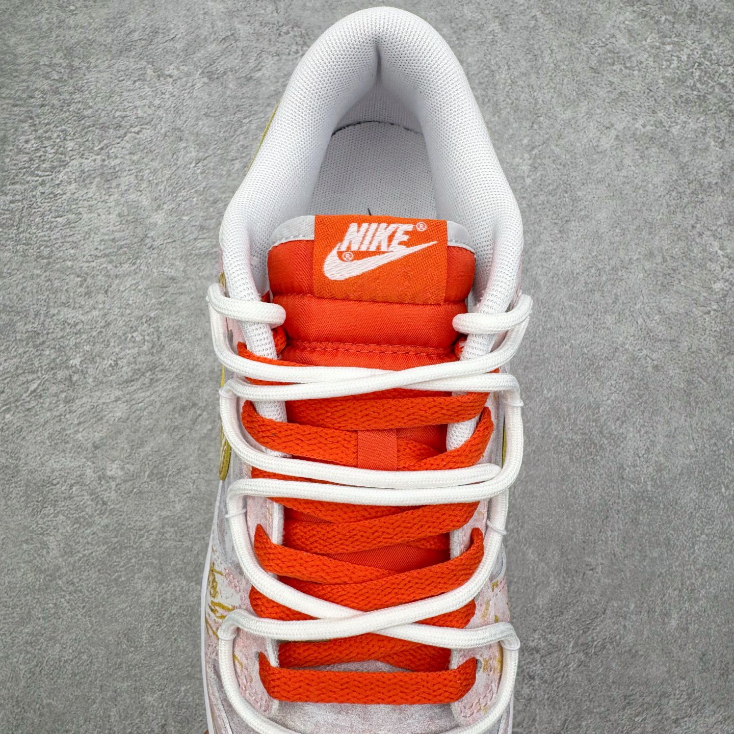 图片[5]-＃YC纯原 NK Dunk Low 太阳神阿波罗 FQ6965-700 当晨曦掠过云层，鞋面选用柔和的暖白基调，宛如被朝阳浸染的云霞，侧翼的金色Swoosh以锋芒勾勒轮廓，似神祇指尖轻点留下的光辉印记，每一步都折射出低调的奢华。棕色外底沉稳托起纯白中底，仿佛大地承载曙光，兼具复古张力与日常实穿性。定制系列天花板 无原鞋不开发 全系列得物原鞋一比一校对开发 配色持续更新中 终端对接 优势输出 全套原厂楦头原纸板数据档案倾力打造 原汁原味莞产 极致还原 圈内最强针车工艺 高端零售指定版 广东原厂配套原盒原标 鞋盒分三个尺码段 原厂冲刀 超高清洁度 全鞋零毛边皮料切割 采用原厂百宏鞋带以及原厂百宏织唛舌标 内标可供原厂几率过验 进口原装条纹中底布 四线拉帮白色点胶 原厂拉帮手法遵循公司 原厂电绣 极致还原 尺码：36 36.5 37.5 38 38.5 39 40 40.5 41 42 42.5 43 44 44.5 45 46-选品中心