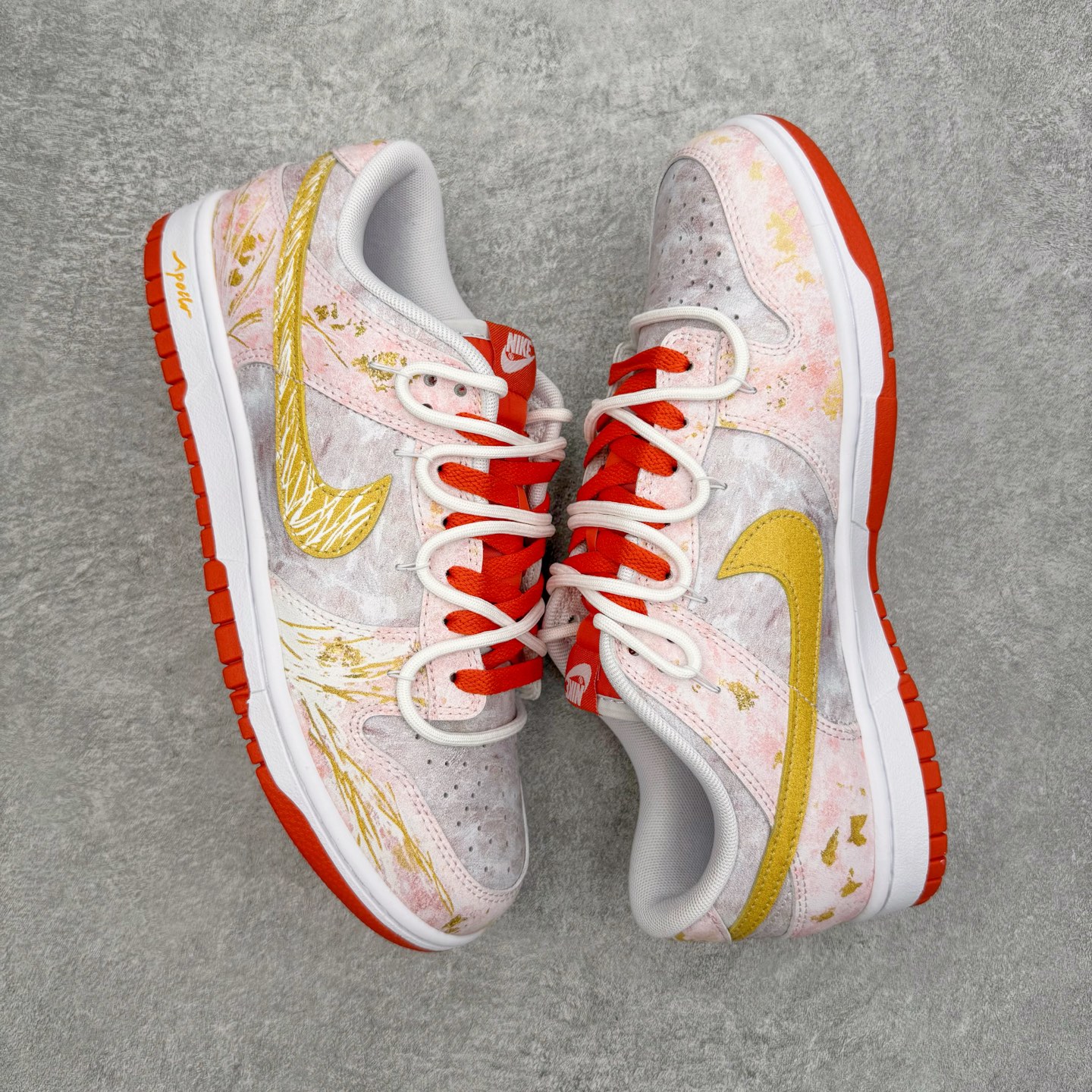 图片[3]-＃YC纯原 NK Dunk Low 太阳神阿波罗 FQ6965-700 当晨曦掠过云层，鞋面选用柔和的暖白基调，宛如被朝阳浸染的云霞，侧翼的金色Swoosh以锋芒勾勒轮廓，似神祇指尖轻点留下的光辉印记，每一步都折射出低调的奢华。棕色外底沉稳托起纯白中底，仿佛大地承载曙光，兼具复古张力与日常实穿性。定制系列天花板 无原鞋不开发 全系列得物原鞋一比一校对开发 配色持续更新中 终端对接 优势输出 全套原厂楦头原纸板数据档案倾力打造 原汁原味莞产 极致还原 圈内最强针车工艺 高端零售指定版 广东原厂配套原盒原标 鞋盒分三个尺码段 原厂冲刀 超高清洁度 全鞋零毛边皮料切割 采用原厂百宏鞋带以及原厂百宏织唛舌标 内标可供原厂几率过验 进口原装条纹中底布 四线拉帮白色点胶 原厂拉帮手法遵循公司 原厂电绣 极致还原 尺码：36 36.5 37.5 38 38.5 39 40 40.5 41 42 42.5 43 44 44.5 45 46-选品中心