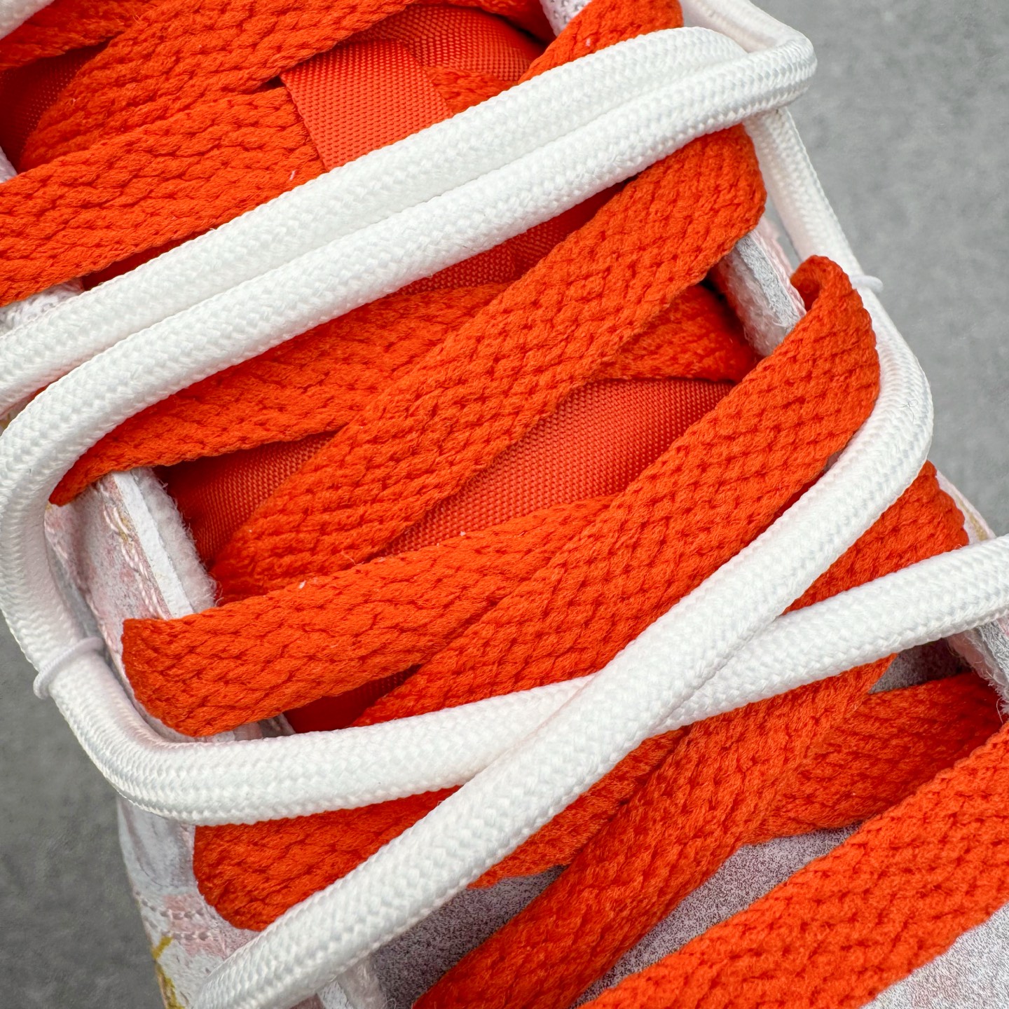 图片[14]-＃YC纯原 NK Dunk Low 太阳神阿波罗 FQ6965-700 当晨曦掠过云层，鞋面选用柔和的暖白基调，宛如被朝阳浸染的云霞，侧翼的金色Swoosh以锋芒勾勒轮廓，似神祇指尖轻点留下的光辉印记，每一步都折射出低调的奢华。棕色外底沉稳托起纯白中底，仿佛大地承载曙光，兼具复古张力与日常实穿性。定制系列天花板 无原鞋不开发 全系列得物原鞋一比一校对开发 配色持续更新中 终端对接 优势输出 全套原厂楦头原纸板数据档案倾力打造 原汁原味莞产 极致还原 圈内最强针车工艺 高端零售指定版 广东原厂配套原盒原标 鞋盒分三个尺码段 原厂冲刀 超高清洁度 全鞋零毛边皮料切割 采用原厂百宏鞋带以及原厂百宏织唛舌标 内标可供原厂几率过验 进口原装条纹中底布 四线拉帮白色点胶 原厂拉帮手法遵循公司 原厂电绣 极致还原 尺码：36 36.5 37.5 38 38.5 39 40 40.5 41 42 42.5 43 44 44.5 45 46-选品中心