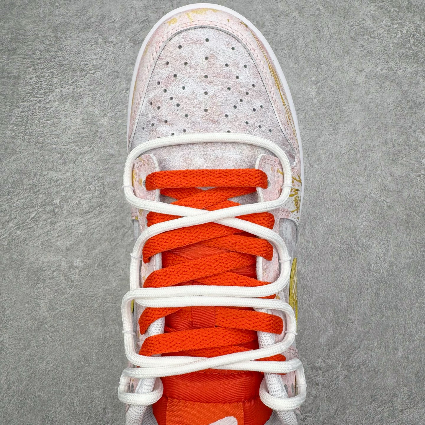 图片[4]-＃YC纯原 NK Dunk Low 太阳神阿波罗 FQ6965-700 当晨曦掠过云层，鞋面选用柔和的暖白基调，宛如被朝阳浸染的云霞，侧翼的金色Swoosh以锋芒勾勒轮廓，似神祇指尖轻点留下的光辉印记，每一步都折射出低调的奢华。棕色外底沉稳托起纯白中底，仿佛大地承载曙光，兼具复古张力与日常实穿性。定制系列天花板 无原鞋不开发 全系列得物原鞋一比一校对开发 配色持续更新中 终端对接 优势输出 全套原厂楦头原纸板数据档案倾力打造 原汁原味莞产 极致还原 圈内最强针车工艺 高端零售指定版 广东原厂配套原盒原标 鞋盒分三个尺码段 原厂冲刀 超高清洁度 全鞋零毛边皮料切割 采用原厂百宏鞋带以及原厂百宏织唛舌标 内标可供原厂几率过验 进口原装条纹中底布 四线拉帮白色点胶 原厂拉帮手法遵循公司 原厂电绣 极致还原 尺码：36 36.5 37.5 38 38.5 39 40 40.5 41 42 42.5 43 44 44.5 45 46-选品中心