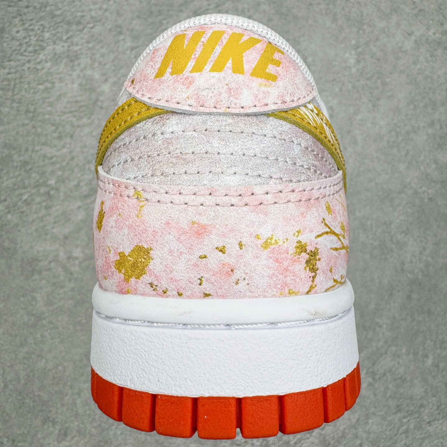 图片[8]-＃YC纯原 NK Dunk Low 太阳神阿波罗 FQ6965-700 当晨曦掠过云层，鞋面选用柔和的暖白基调，宛如被朝阳浸染的云霞，侧翼的金色Swoosh以锋芒勾勒轮廓，似神祇指尖轻点留下的光辉印记，每一步都折射出低调的奢华。棕色外底沉稳托起纯白中底，仿佛大地承载曙光，兼具复古张力与日常实穿性。定制系列天花板 无原鞋不开发 全系列得物原鞋一比一校对开发 配色持续更新中 终端对接 优势输出 全套原厂楦头原纸板数据档案倾力打造 原汁原味莞产 极致还原 圈内最强针车工艺 高端零售指定版 广东原厂配套原盒原标 鞋盒分三个尺码段 原厂冲刀 超高清洁度 全鞋零毛边皮料切割 采用原厂百宏鞋带以及原厂百宏织唛舌标 内标可供原厂几率过验 进口原装条纹中底布 四线拉帮白色点胶 原厂拉帮手法遵循公司 原厂电绣 极致还原 尺码：36 36.5 37.5 38 38.5 39 40 40.5 41 42 42.5 43 44 44.5 45 46-选品中心