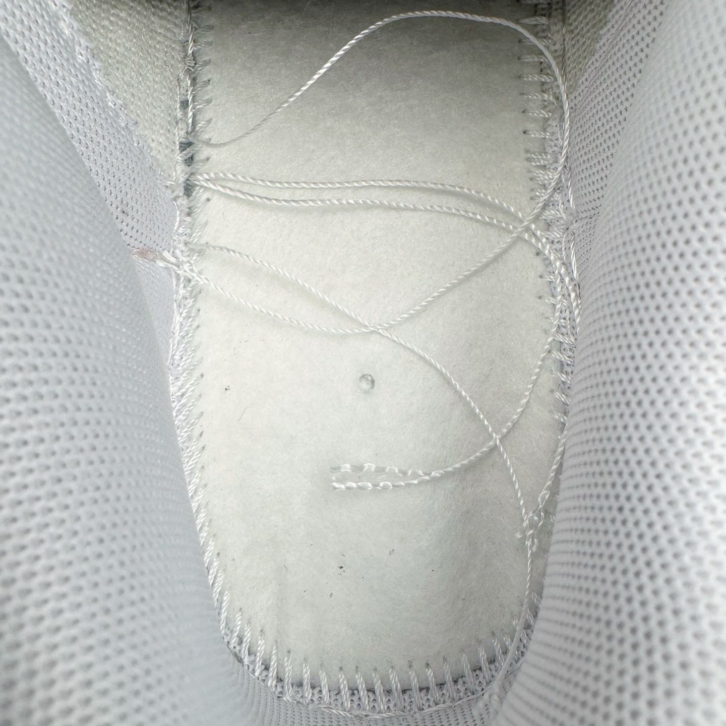 图片[10]-＃YC纯原 NK Dunk Low 太阳神阿波罗 FQ6965-700 当晨曦掠过云层，鞋面选用柔和的暖白基调，宛如被朝阳浸染的云霞，侧翼的金色Swoosh以锋芒勾勒轮廓，似神祇指尖轻点留下的光辉印记，每一步都折射出低调的奢华。棕色外底沉稳托起纯白中底，仿佛大地承载曙光，兼具复古张力与日常实穿性。定制系列天花板 无原鞋不开发 全系列得物原鞋一比一校对开发 配色持续更新中 终端对接 优势输出 全套原厂楦头原纸板数据档案倾力打造 原汁原味莞产 极致还原 圈内最强针车工艺 高端零售指定版 广东原厂配套原盒原标 鞋盒分三个尺码段 原厂冲刀 超高清洁度 全鞋零毛边皮料切割 采用原厂百宏鞋带以及原厂百宏织唛舌标 内标可供原厂几率过验 进口原装条纹中底布 四线拉帮白色点胶 原厂拉帮手法遵循公司 原厂电绣 极致还原 尺码：36 36.5 37.5 38 38.5 39 40 40.5 41 42 42.5 43 44 44.5 45 46-选品中心