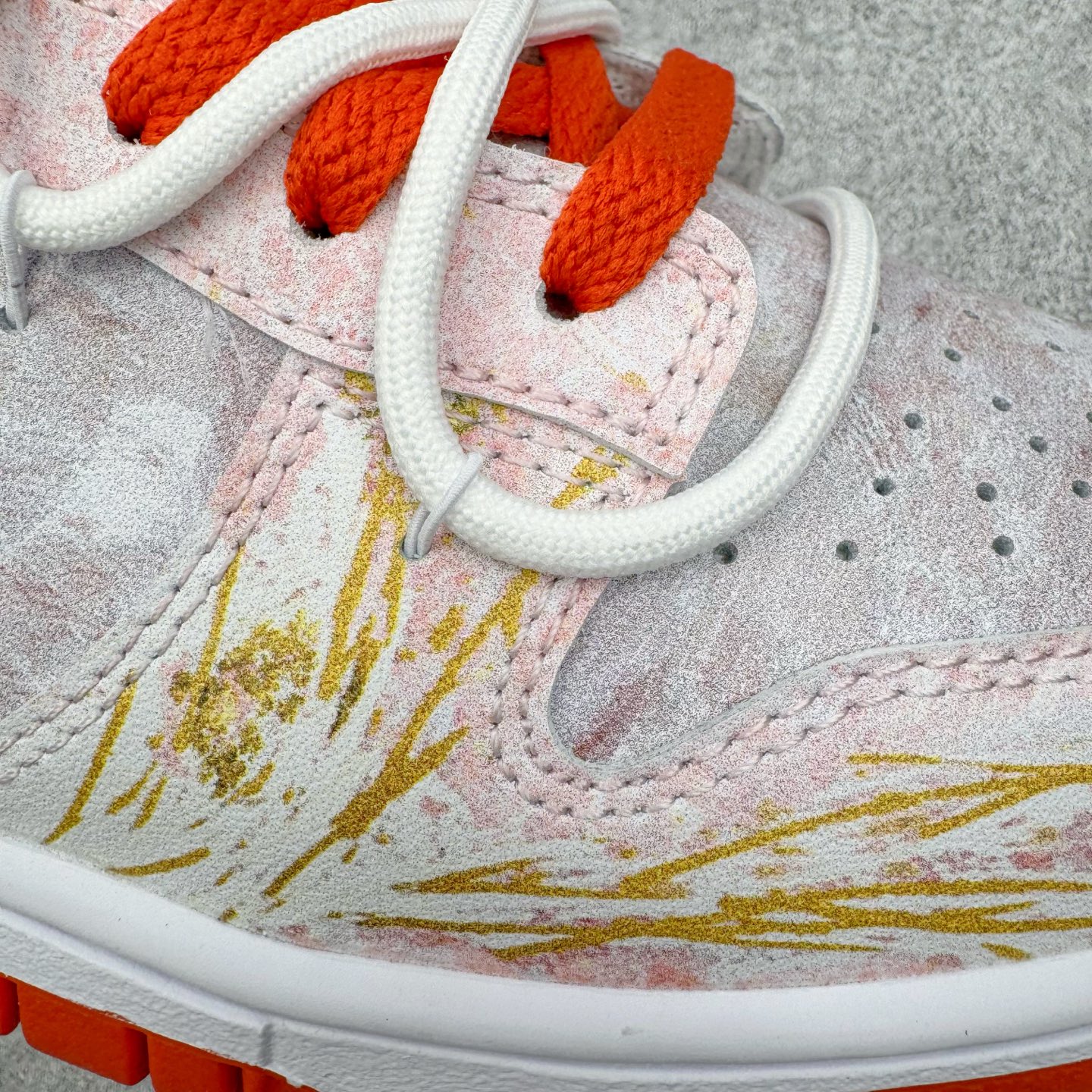 图片[19]-＃YC纯原 NK Dunk Low 太阳神阿波罗 FQ6965-700 当晨曦掠过云层，鞋面选用柔和的暖白基调，宛如被朝阳浸染的云霞，侧翼的金色Swoosh以锋芒勾勒轮廓，似神祇指尖轻点留下的光辉印记，每一步都折射出低调的奢华。棕色外底沉稳托起纯白中底，仿佛大地承载曙光，兼具复古张力与日常实穿性。定制系列天花板 无原鞋不开发 全系列得物原鞋一比一校对开发 配色持续更新中 终端对接 优势输出 全套原厂楦头原纸板数据档案倾力打造 原汁原味莞产 极致还原 圈内最强针车工艺 高端零售指定版 广东原厂配套原盒原标 鞋盒分三个尺码段 原厂冲刀 超高清洁度 全鞋零毛边皮料切割 采用原厂百宏鞋带以及原厂百宏织唛舌标 内标可供原厂几率过验 进口原装条纹中底布 四线拉帮白色点胶 原厂拉帮手法遵循公司 原厂电绣 极致还原 尺码：36 36.5 37.5 38 38.5 39 40 40.5 41 42 42.5 43 44 44.5 45 46-选品中心