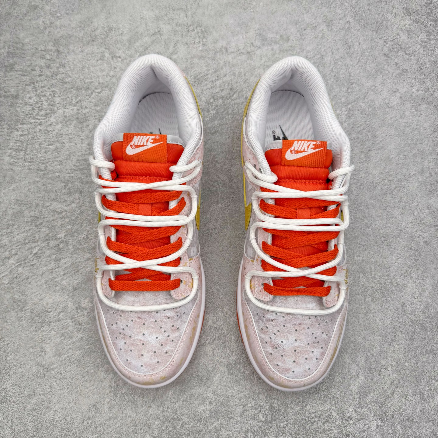 图片[2]-＃YC纯原 NK Dunk Low 太阳神阿波罗 FQ6965-700 当晨曦掠过云层，鞋面选用柔和的暖白基调，宛如被朝阳浸染的云霞，侧翼的金色Swoosh以锋芒勾勒轮廓，似神祇指尖轻点留下的光辉印记，每一步都折射出低调的奢华。棕色外底沉稳托起纯白中底，仿佛大地承载曙光，兼具复古张力与日常实穿性。定制系列天花板 无原鞋不开发 全系列得物原鞋一比一校对开发 配色持续更新中 终端对接 优势输出 全套原厂楦头原纸板数据档案倾力打造 原汁原味莞产 极致还原 圈内最强针车工艺 高端零售指定版 广东原厂配套原盒原标 鞋盒分三个尺码段 原厂冲刀 超高清洁度 全鞋零毛边皮料切割 采用原厂百宏鞋带以及原厂百宏织唛舌标 内标可供原厂几率过验 进口原装条纹中底布 四线拉帮白色点胶 原厂拉帮手法遵循公司 原厂电绣 极致还原 尺码：36 36.5 37.5 38 38.5 39 40 40.5 41 42 42.5 43 44 44.5 45 46-选品中心