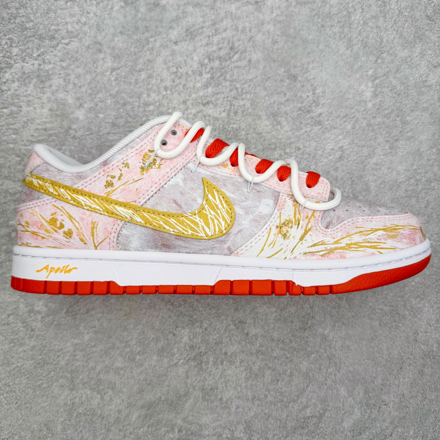 ＃YC纯原 NK Dunk Low 太阳神阿波罗 FQ6965-700 当晨曦掠过云层，鞋面选用柔和的暖白基调，宛如被朝阳浸染的云霞，侧翼的金色Swoosh以锋芒勾勒轮廓，似神祇指尖轻点留下的光辉印记，每一步都折射出低调的奢华。棕色外底沉稳托起纯白中底，仿佛大地承载曙光，兼具复古张力与日常实穿性。定制系列天花板 无原鞋不开发 全系列得物原鞋一比一校对开发 配色持续更新中 终端对接 优势输出 全套原厂楦头原纸板数据档案倾力打造 原汁原味莞产 极致还原 圈内最强针车工艺 高端零售指定版 广东原厂配套原盒原标 鞋盒分三个尺码段 原厂冲刀 超高清洁度 全鞋零毛边皮料切割 采用原厂百宏鞋带以及原厂百宏织唛舌标 内标可供原厂几率过验 进口原装条纹中底布 四线拉帮白色点胶 原厂拉帮手法遵循公司 原厂电绣 极致还原 尺码：36 36.5 37.5 38 38.5 39 40 40.5 41 42 42.5 43 44 44.5 45 46-选品中心