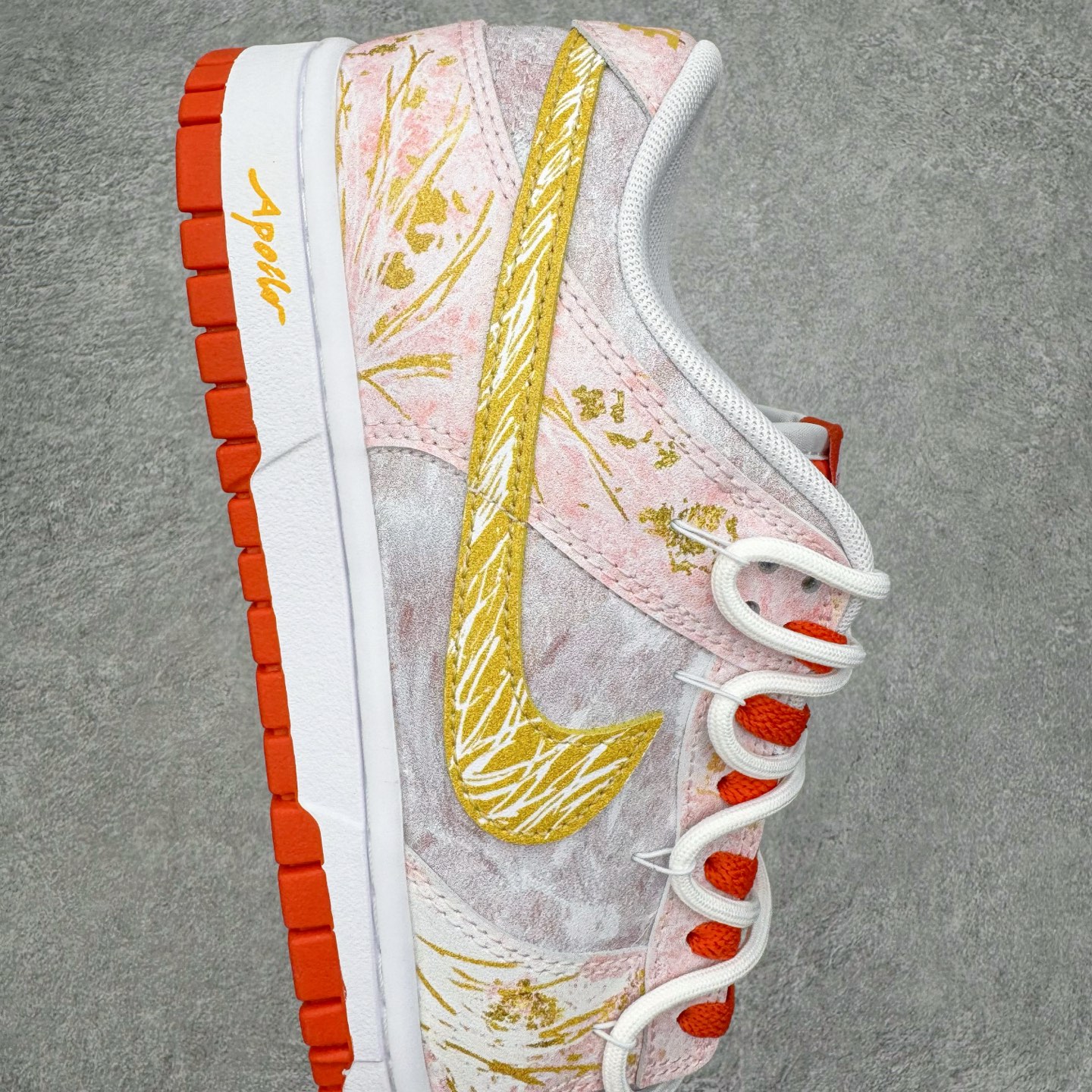 图片[6]-＃YC纯原 NK Dunk Low 太阳神阿波罗 FQ6965-700 当晨曦掠过云层，鞋面选用柔和的暖白基调，宛如被朝阳浸染的云霞，侧翼的金色Swoosh以锋芒勾勒轮廓，似神祇指尖轻点留下的光辉印记，每一步都折射出低调的奢华。棕色外底沉稳托起纯白中底，仿佛大地承载曙光，兼具复古张力与日常实穿性。定制系列天花板 无原鞋不开发 全系列得物原鞋一比一校对开发 配色持续更新中 终端对接 优势输出 全套原厂楦头原纸板数据档案倾力打造 原汁原味莞产 极致还原 圈内最强针车工艺 高端零售指定版 广东原厂配套原盒原标 鞋盒分三个尺码段 原厂冲刀 超高清洁度 全鞋零毛边皮料切割 采用原厂百宏鞋带以及原厂百宏织唛舌标 内标可供原厂几率过验 进口原装条纹中底布 四线拉帮白色点胶 原厂拉帮手法遵循公司 原厂电绣 极致还原 尺码：36 36.5 37.5 38 38.5 39 40 40.5 41 42 42.5 43 44 44.5 45 46-选品中心