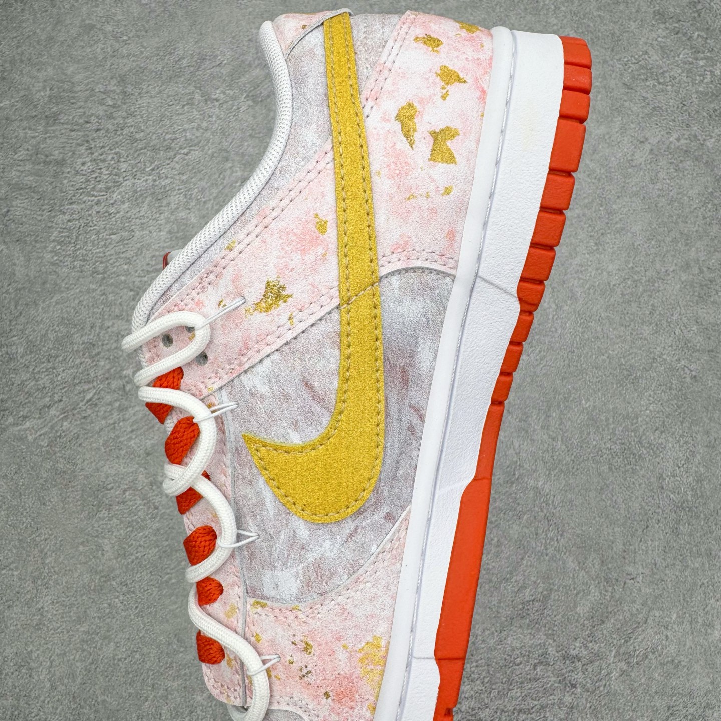 图片[7]-＃YC纯原 NK Dunk Low 太阳神阿波罗 FQ6965-700 当晨曦掠过云层，鞋面选用柔和的暖白基调，宛如被朝阳浸染的云霞，侧翼的金色Swoosh以锋芒勾勒轮廓，似神祇指尖轻点留下的光辉印记，每一步都折射出低调的奢华。棕色外底沉稳托起纯白中底，仿佛大地承载曙光，兼具复古张力与日常实穿性。定制系列天花板 无原鞋不开发 全系列得物原鞋一比一校对开发 配色持续更新中 终端对接 优势输出 全套原厂楦头原纸板数据档案倾力打造 原汁原味莞产 极致还原 圈内最强针车工艺 高端零售指定版 广东原厂配套原盒原标 鞋盒分三个尺码段 原厂冲刀 超高清洁度 全鞋零毛边皮料切割 采用原厂百宏鞋带以及原厂百宏织唛舌标 内标可供原厂几率过验 进口原装条纹中底布 四线拉帮白色点胶 原厂拉帮手法遵循公司 原厂电绣 极致还原 尺码：36 36.5 37.5 38 38.5 39 40 40.5 41 42 42.5 43 44 44.5 45 46-选品中心