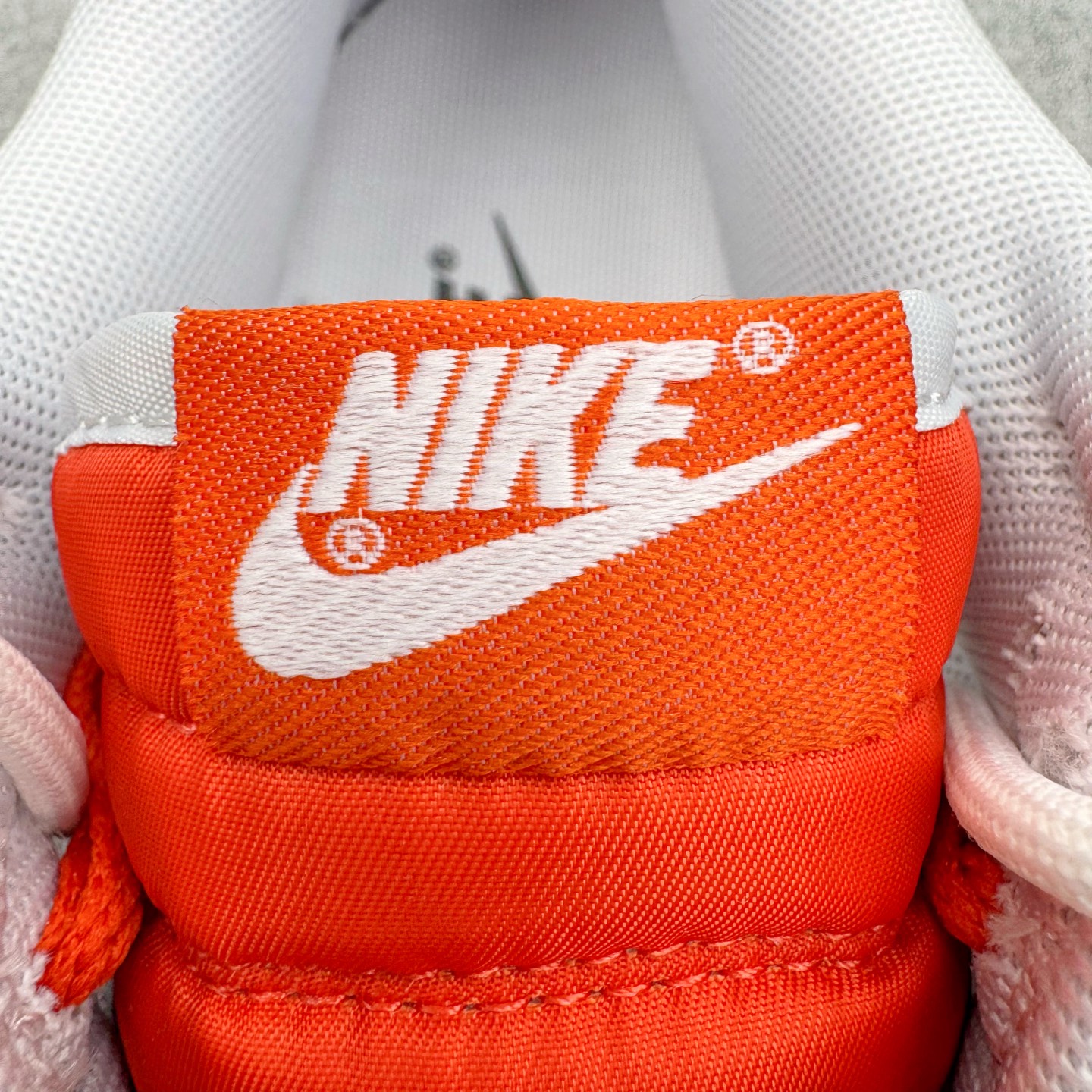 图片[13]-＃YC纯原 NK Dunk Low 太阳神阿波罗 FQ6965-700 当晨曦掠过云层，鞋面选用柔和的暖白基调，宛如被朝阳浸染的云霞，侧翼的金色Swoosh以锋芒勾勒轮廓，似神祇指尖轻点留下的光辉印记，每一步都折射出低调的奢华。棕色外底沉稳托起纯白中底，仿佛大地承载曙光，兼具复古张力与日常实穿性。定制系列天花板 无原鞋不开发 全系列得物原鞋一比一校对开发 配色持续更新中 终端对接 优势输出 全套原厂楦头原纸板数据档案倾力打造 原汁原味莞产 极致还原 圈内最强针车工艺 高端零售指定版 广东原厂配套原盒原标 鞋盒分三个尺码段 原厂冲刀 超高清洁度 全鞋零毛边皮料切割 采用原厂百宏鞋带以及原厂百宏织唛舌标 内标可供原厂几率过验 进口原装条纹中底布 四线拉帮白色点胶 原厂拉帮手法遵循公司 原厂电绣 极致还原 尺码：36 36.5 37.5 38 38.5 39 40 40.5 41 42 42.5 43 44 44.5 45 46-选品中心