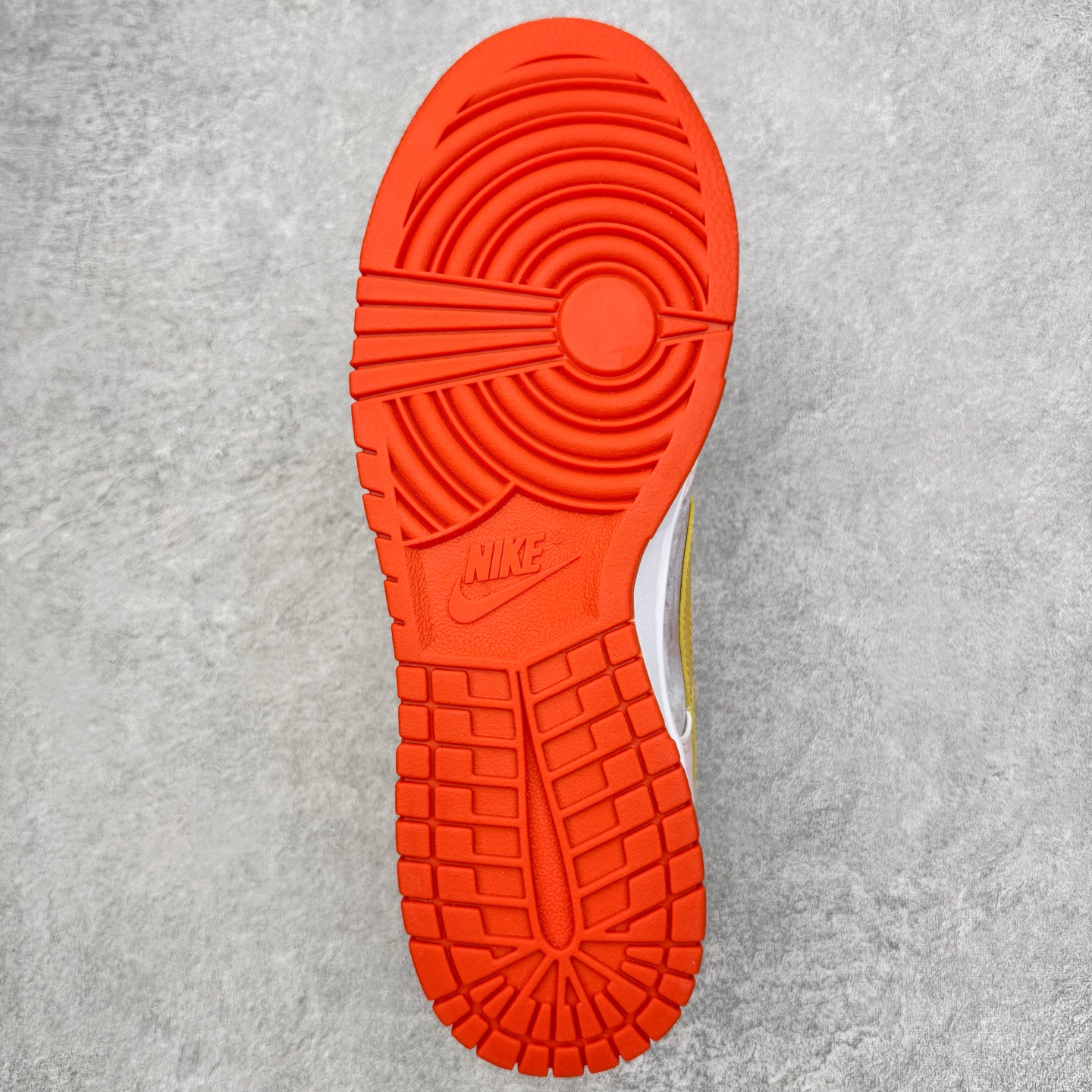 图片[9]-＃YC纯原 NK Dunk Low 太阳神阿波罗 FQ6965-700 当晨曦掠过云层，鞋面选用柔和的暖白基调，宛如被朝阳浸染的云霞，侧翼的金色Swoosh以锋芒勾勒轮廓，似神祇指尖轻点留下的光辉印记，每一步都折射出低调的奢华。棕色外底沉稳托起纯白中底，仿佛大地承载曙光，兼具复古张力与日常实穿性。定制系列天花板 无原鞋不开发 全系列得物原鞋一比一校对开发 配色持续更新中 终端对接 优势输出 全套原厂楦头原纸板数据档案倾力打造 原汁原味莞产 极致还原 圈内最强针车工艺 高端零售指定版 广东原厂配套原盒原标 鞋盒分三个尺码段 原厂冲刀 超高清洁度 全鞋零毛边皮料切割 采用原厂百宏鞋带以及原厂百宏织唛舌标 内标可供原厂几率过验 进口原装条纹中底布 四线拉帮白色点胶 原厂拉帮手法遵循公司 原厂电绣 极致还原 尺码：36 36.5 37.5 38 38.5 39 40 40.5 41 42 42.5 43 44 44.5 45 46-选品中心