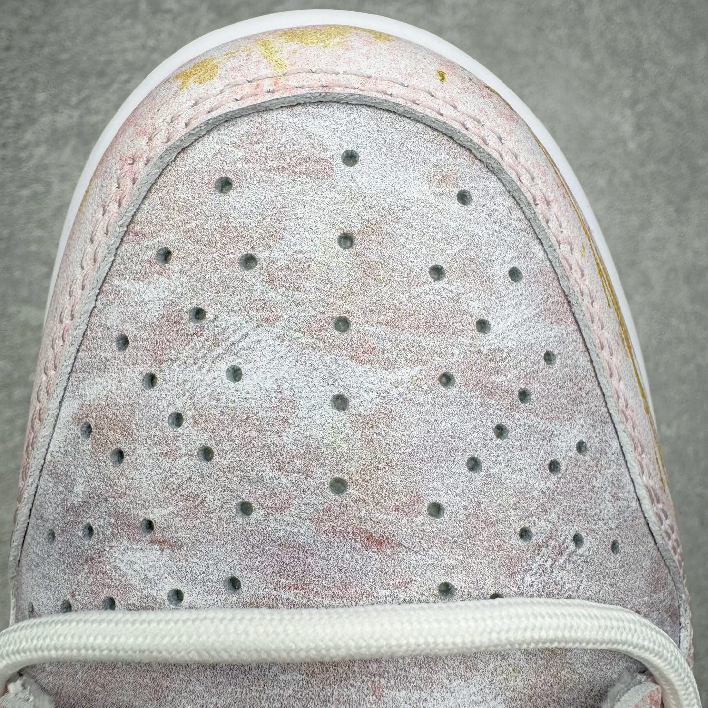 图片[15]-＃YC纯原 NK Dunk Low 太阳神阿波罗 FQ6965-700 当晨曦掠过云层，鞋面选用柔和的暖白基调，宛如被朝阳浸染的云霞，侧翼的金色Swoosh以锋芒勾勒轮廓，似神祇指尖轻点留下的光辉印记，每一步都折射出低调的奢华。棕色外底沉稳托起纯白中底，仿佛大地承载曙光，兼具复古张力与日常实穿性。定制系列天花板 无原鞋不开发 全系列得物原鞋一比一校对开发 配色持续更新中 终端对接 优势输出 全套原厂楦头原纸板数据档案倾力打造 原汁原味莞产 极致还原 圈内最强针车工艺 高端零售指定版 广东原厂配套原盒原标 鞋盒分三个尺码段 原厂冲刀 超高清洁度 全鞋零毛边皮料切割 采用原厂百宏鞋带以及原厂百宏织唛舌标 内标可供原厂几率过验 进口原装条纹中底布 四线拉帮白色点胶 原厂拉帮手法遵循公司 原厂电绣 极致还原 尺码：36 36.5 37.5 38 38.5 39 40 40.5 41 42 42.5 43 44 44.5 45 46-选品中心