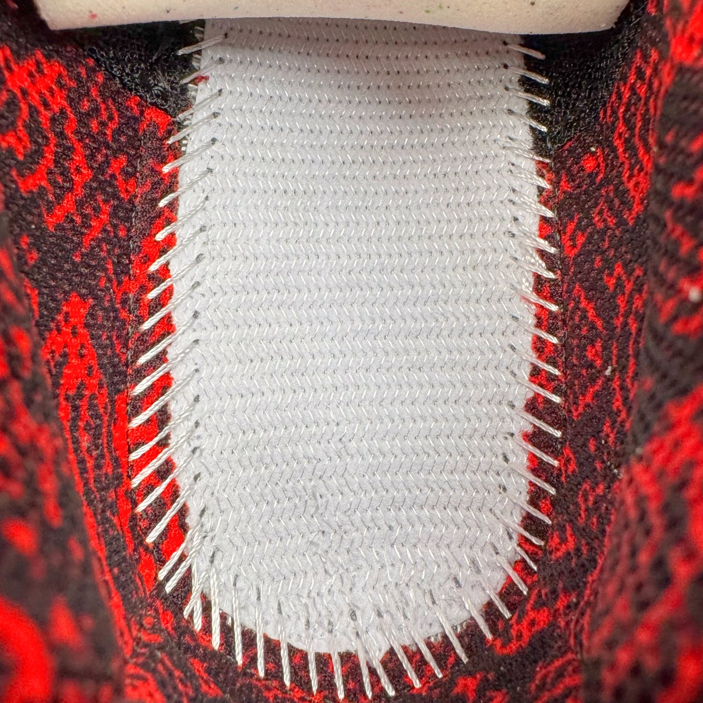 图片[10]-＃GX/绿X Salomon XT-4 OG Advanced 萨洛蒙系列低帮城市越野机能透气休闲运动鞋 鞋舌处附有迷你网眼袋收纳鞋绳以及下方的多色 Logo 标签 接着搭载奶油色 ACS 技术中底以及金色 TPU 塑料部件提升鞋款耐用性 中底与鞋面之间饰有海蓝色条状细节有效增添鞋款层次 最后应用黑色 Contragrip Chevron 外底完成鞋款设计 这次配色颇为高调 两款配色均以绚丽的渐变设计呈现 一款以粉紫渐变主打 另一款以黄绿渐变呈现 视觉效果相当吸睛 鞋面的使用玻璃纤维覆盖物加固 并通过细绳扣系带系统进行锁定 Salomon 的品牌logo 出现在脚后跟和前掌部位 中底虽然偏薄 但非常耐用 与模压塑料ACS 框架以及致密AC2 Muscle 鞋底单元结合 能够提供出色的支撑力和缓冲性 尺码：36 36.5 37.5 38 38.5 39 40 40.5 41 42 42.5 43 44 44.5 45-选品中心