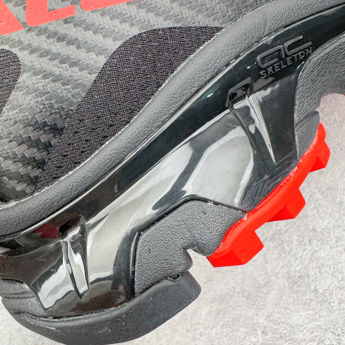 图片[18]-＃GX/绿X Salomon XT-4 OG Advanced 萨洛蒙系列低帮城市越野机能透气休闲运动鞋 鞋舌处附有迷你网眼袋收纳鞋绳以及下方的多色 Logo 标签 接着搭载奶油色 ACS 技术中底以及金色 TPU 塑料部件提升鞋款耐用性 中底与鞋面之间饰有海蓝色条状细节有效增添鞋款层次 最后应用黑色 Contragrip Chevron 外底完成鞋款设计 这次配色颇为高调 两款配色均以绚丽的渐变设计呈现 一款以粉紫渐变主打 另一款以黄绿渐变呈现 视觉效果相当吸睛 鞋面的使用玻璃纤维覆盖物加固 并通过细绳扣系带系统进行锁定 Salomon 的品牌logo 出现在脚后跟和前掌部位 中底虽然偏薄 但非常耐用 与模压塑料ACS 框架以及致密AC2 Muscle 鞋底单元结合 能够提供出色的支撑力和缓冲性 尺码：36 36.5 37.5 38 38.5 39 40 40.5 41 42 42.5 43 44 44.5 45-选品中心