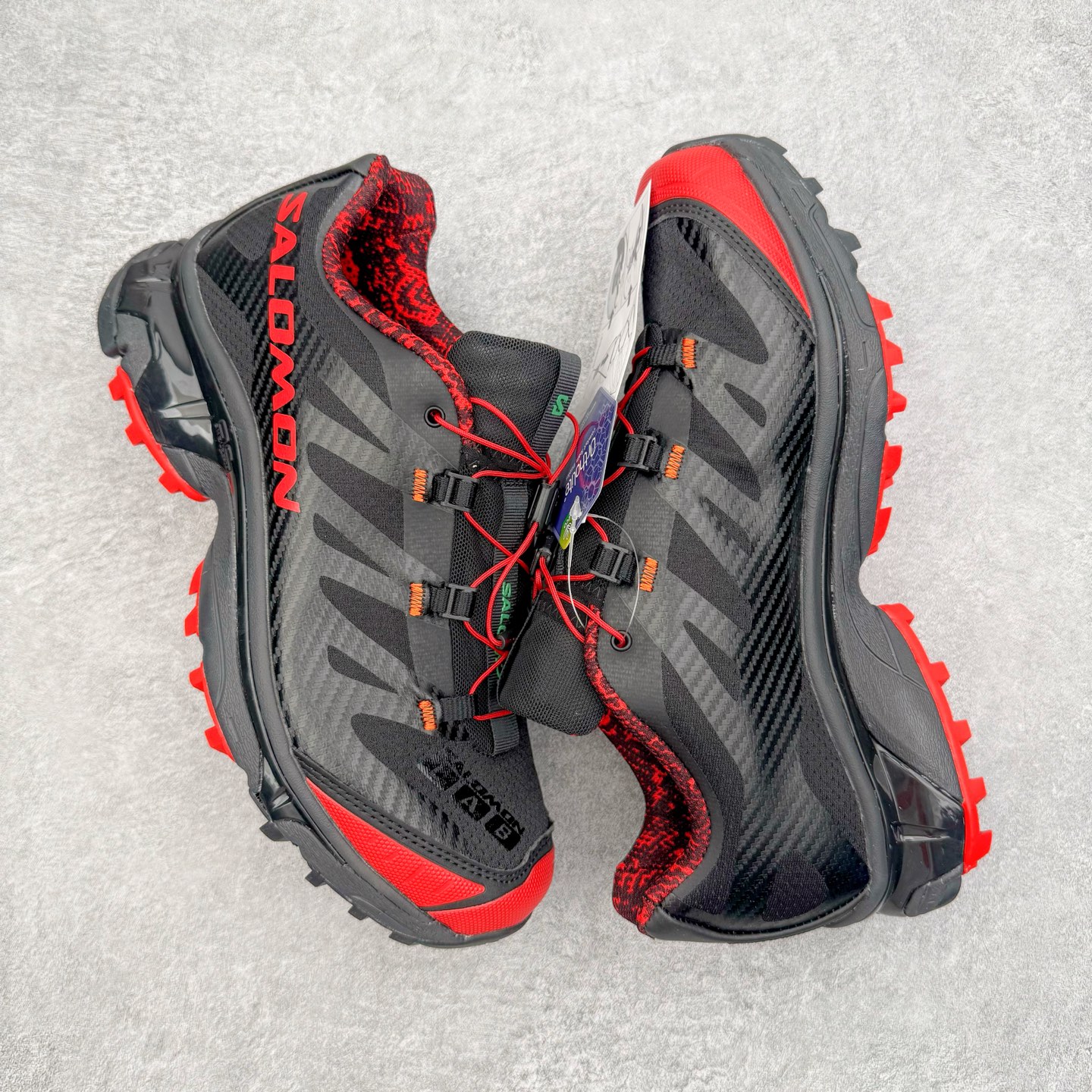 图片[3]-＃GX/绿X Salomon XT-4 OG Advanced 萨洛蒙系列低帮城市越野机能透气休闲运动鞋 鞋舌处附有迷你网眼袋收纳鞋绳以及下方的多色 Logo 标签 接着搭载奶油色 ACS 技术中底以及金色 TPU 塑料部件提升鞋款耐用性 中底与鞋面之间饰有海蓝色条状细节有效增添鞋款层次 最后应用黑色 Contragrip Chevron 外底完成鞋款设计 这次配色颇为高调 两款配色均以绚丽的渐变设计呈现 一款以粉紫渐变主打 另一款以黄绿渐变呈现 视觉效果相当吸睛 鞋面的使用玻璃纤维覆盖物加固 并通过细绳扣系带系统进行锁定 Salomon 的品牌logo 出现在脚后跟和前掌部位 中底虽然偏薄 但非常耐用 与模压塑料ACS 框架以及致密AC2 Muscle 鞋底单元结合 能够提供出色的支撑力和缓冲性 尺码：36 36.5 37.5 38 38.5 39 40 40.5 41 42 42.5 43 44 44.5 45-选品中心