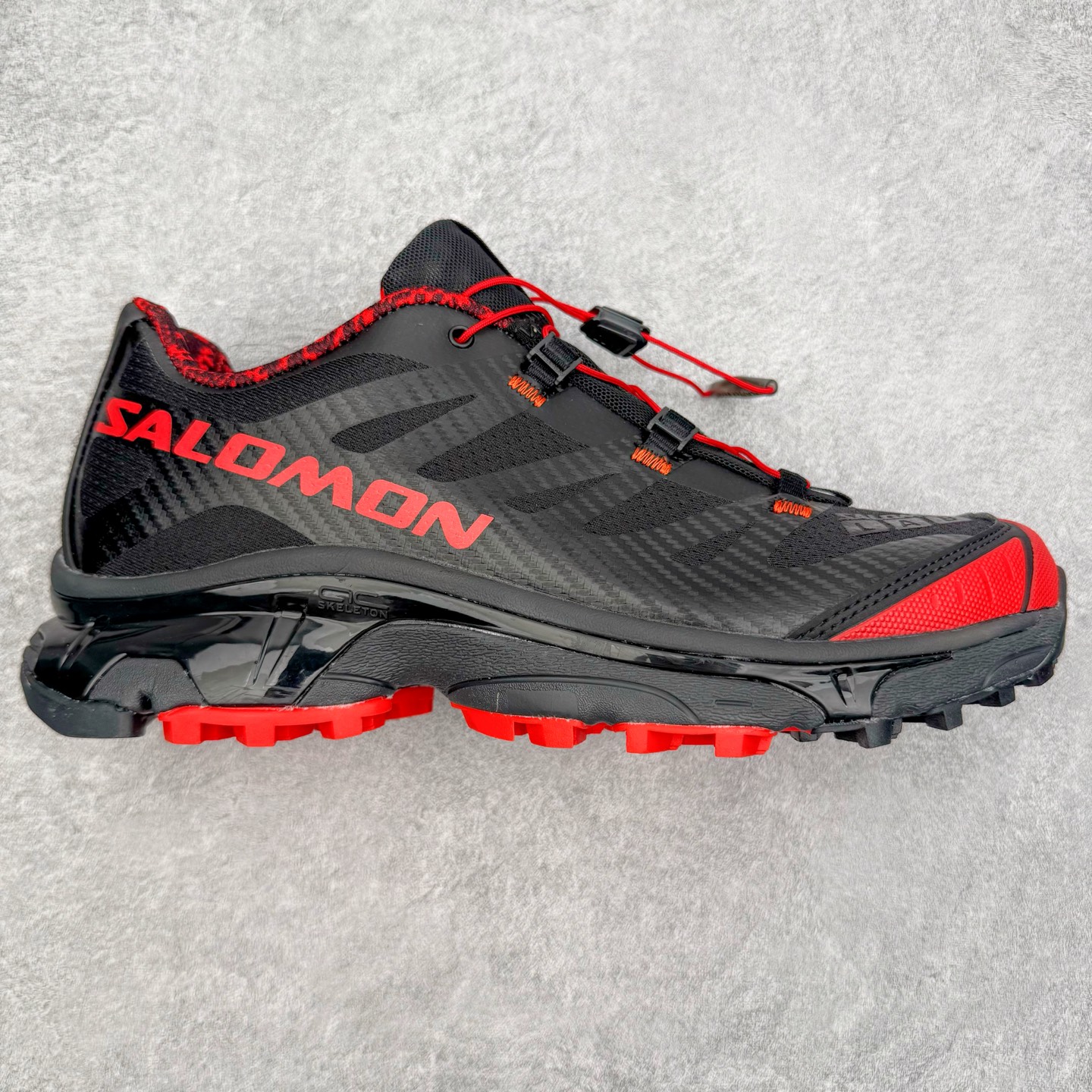 ＃GX/绿X Salomon XT-4 OG Advanced 萨洛蒙系列低帮城市越野机能透气休闲运动鞋 鞋舌处附有迷你网眼袋收纳鞋绳以及下方的多色 Logo 标签 接着搭载奶油色 ACS 技术中底以及金色 TPU 塑料部件提升鞋款耐用性 中底与鞋面之间饰有海蓝色条状细节有效增添鞋款层次 最后应用黑色 Contragrip Chevron 外底完成鞋款设计 这次配色颇为高调 两款配色均以绚丽的渐变设计呈现 一款以粉紫渐变主打 另一款以黄绿渐变呈现 视觉效果相当吸睛 鞋面的使用玻璃纤维覆盖物加固 并通过细绳扣系带系统进行锁定 Salomon 的品牌logo 出现在脚后跟和前掌部位 中底虽然偏薄 但非常耐用 与模压塑料ACS 框架以及致密AC2 Muscle 鞋底单元结合 能够提供出色的支撑力和缓冲性 尺码：36 36.5 37.5 38 38.5 39 40 40.5 41 42 42.5 43 44 44.5 45-选品中心