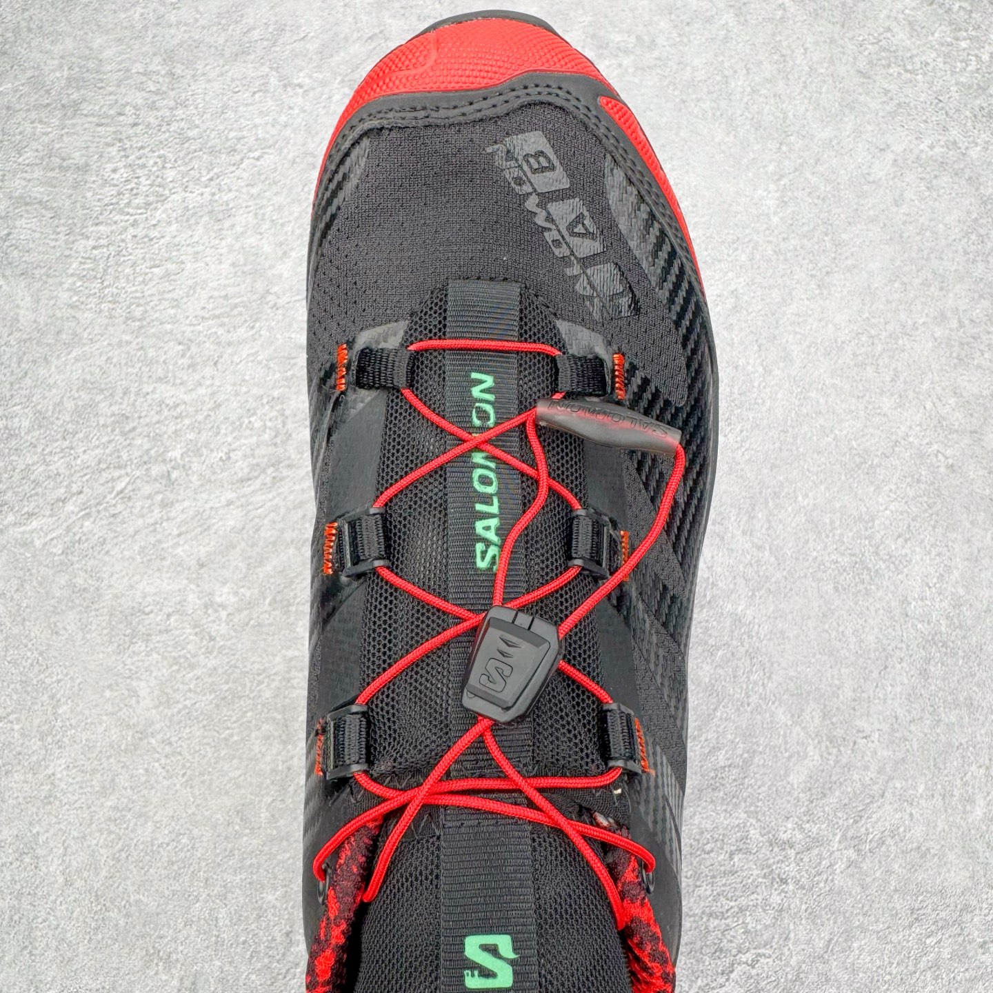 图片[4]-＃GX/绿X Salomon XT-4 OG Advanced 萨洛蒙系列低帮城市越野机能透气休闲运动鞋 鞋舌处附有迷你网眼袋收纳鞋绳以及下方的多色 Logo 标签 接着搭载奶油色 ACS 技术中底以及金色 TPU 塑料部件提升鞋款耐用性 中底与鞋面之间饰有海蓝色条状细节有效增添鞋款层次 最后应用黑色 Contragrip Chevron 外底完成鞋款设计 这次配色颇为高调 两款配色均以绚丽的渐变设计呈现 一款以粉紫渐变主打 另一款以黄绿渐变呈现 视觉效果相当吸睛 鞋面的使用玻璃纤维覆盖物加固 并通过细绳扣系带系统进行锁定 Salomon 的品牌logo 出现在脚后跟和前掌部位 中底虽然偏薄 但非常耐用 与模压塑料ACS 框架以及致密AC2 Muscle 鞋底单元结合 能够提供出色的支撑力和缓冲性 尺码：36 36.5 37.5 38 38.5 39 40 40.5 41 42 42.5 43 44 44.5 45-选品中心