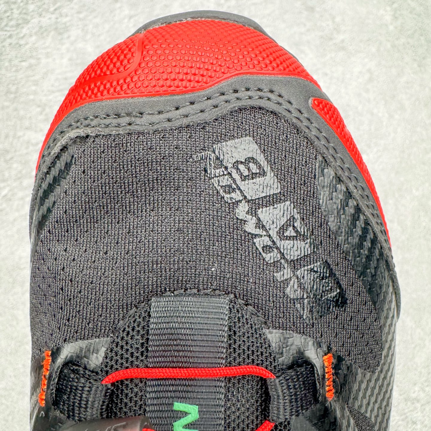 图片[16]-＃GX/绿X Salomon XT-4 OG Advanced 萨洛蒙系列低帮城市越野机能透气休闲运动鞋 鞋舌处附有迷你网眼袋收纳鞋绳以及下方的多色 Logo 标签 接着搭载奶油色 ACS 技术中底以及金色 TPU 塑料部件提升鞋款耐用性 中底与鞋面之间饰有海蓝色条状细节有效增添鞋款层次 最后应用黑色 Contragrip Chevron 外底完成鞋款设计 这次配色颇为高调 两款配色均以绚丽的渐变设计呈现 一款以粉紫渐变主打 另一款以黄绿渐变呈现 视觉效果相当吸睛 鞋面的使用玻璃纤维覆盖物加固 并通过细绳扣系带系统进行锁定 Salomon 的品牌logo 出现在脚后跟和前掌部位 中底虽然偏薄 但非常耐用 与模压塑料ACS 框架以及致密AC2 Muscle 鞋底单元结合 能够提供出色的支撑力和缓冲性 尺码：36 36.5 37.5 38 38.5 39 40 40.5 41 42 42.5 43 44 44.5 45-选品中心