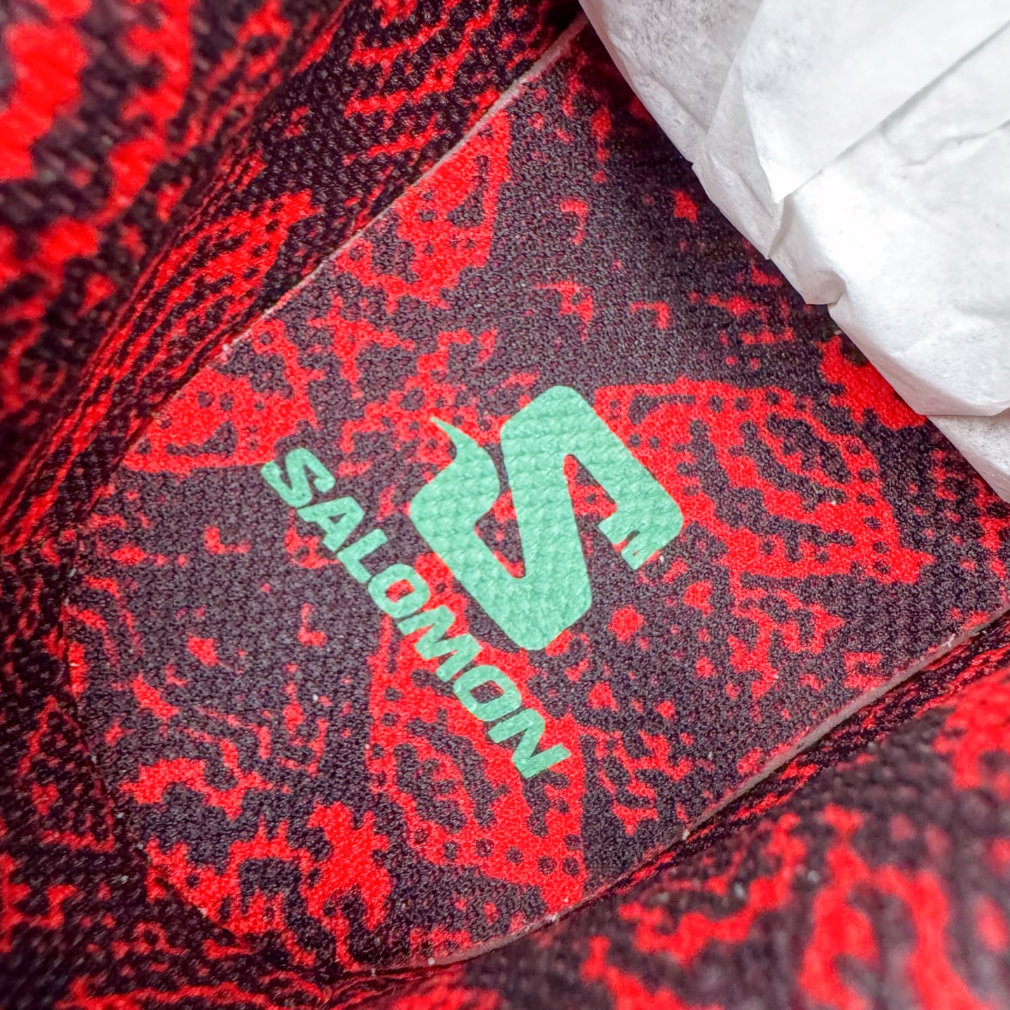 图片[13]-＃GX/绿X Salomon XT-4 OG Advanced 萨洛蒙系列低帮城市越野机能透气休闲运动鞋 鞋舌处附有迷你网眼袋收纳鞋绳以及下方的多色 Logo 标签 接着搭载奶油色 ACS 技术中底以及金色 TPU 塑料部件提升鞋款耐用性 中底与鞋面之间饰有海蓝色条状细节有效增添鞋款层次 最后应用黑色 Contragrip Chevron 外底完成鞋款设计 这次配色颇为高调 两款配色均以绚丽的渐变设计呈现 一款以粉紫渐变主打 另一款以黄绿渐变呈现 视觉效果相当吸睛 鞋面的使用玻璃纤维覆盖物加固 并通过细绳扣系带系统进行锁定 Salomon 的品牌logo 出现在脚后跟和前掌部位 中底虽然偏薄 但非常耐用 与模压塑料ACS 框架以及致密AC2 Muscle 鞋底单元结合 能够提供出色的支撑力和缓冲性 尺码：36 36.5 37.5 38 38.5 39 40 40.5 41 42 42.5 43 44 44.5 45-选品中心