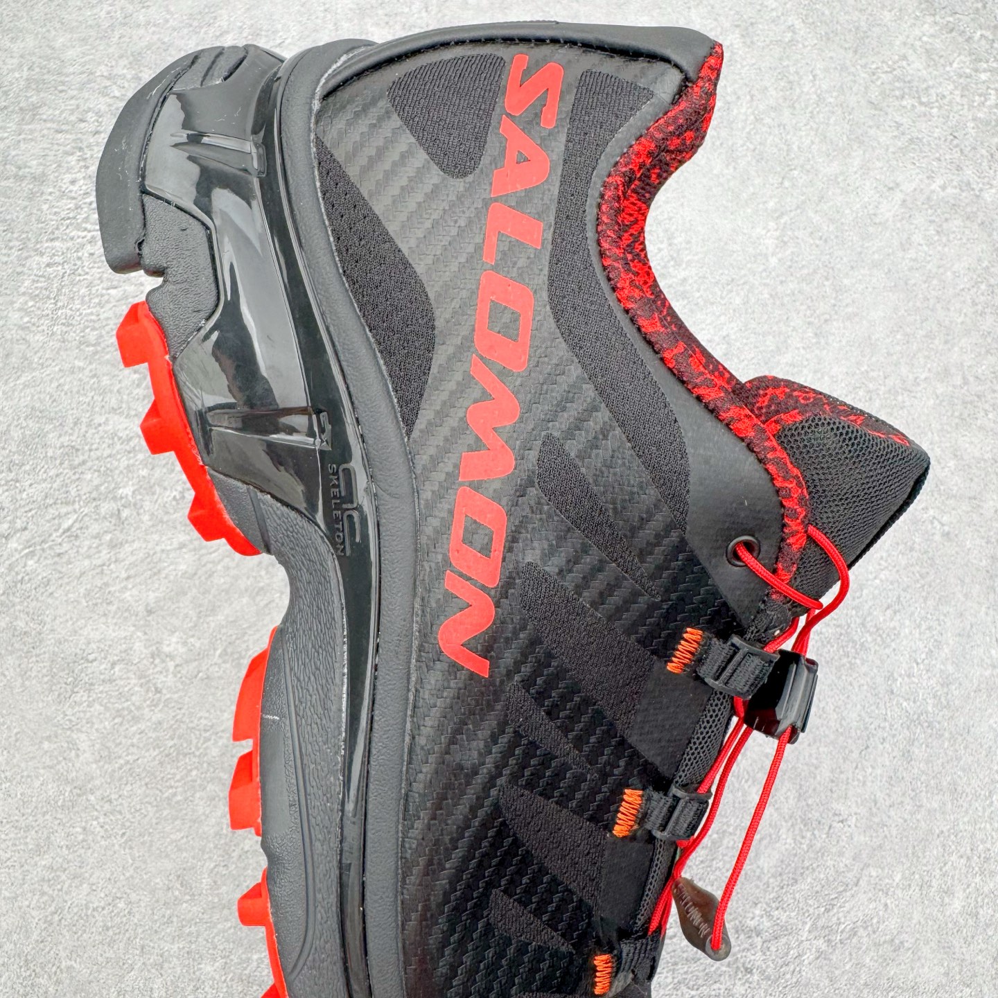 图片[6]-＃GX/绿X Salomon XT-4 OG Advanced 萨洛蒙系列低帮城市越野机能透气休闲运动鞋 鞋舌处附有迷你网眼袋收纳鞋绳以及下方的多色 Logo 标签 接着搭载奶油色 ACS 技术中底以及金色 TPU 塑料部件提升鞋款耐用性 中底与鞋面之间饰有海蓝色条状细节有效增添鞋款层次 最后应用黑色 Contragrip Chevron 外底完成鞋款设计 这次配色颇为高调 两款配色均以绚丽的渐变设计呈现 一款以粉紫渐变主打 另一款以黄绿渐变呈现 视觉效果相当吸睛 鞋面的使用玻璃纤维覆盖物加固 并通过细绳扣系带系统进行锁定 Salomon 的品牌logo 出现在脚后跟和前掌部位 中底虽然偏薄 但非常耐用 与模压塑料ACS 框架以及致密AC2 Muscle 鞋底单元结合 能够提供出色的支撑力和缓冲性 尺码：36 36.5 37.5 38 38.5 39 40 40.5 41 42 42.5 43 44 44.5 45-选品中心